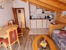 Chalet Haus (bei Einfahrt grosser Nussbaum )