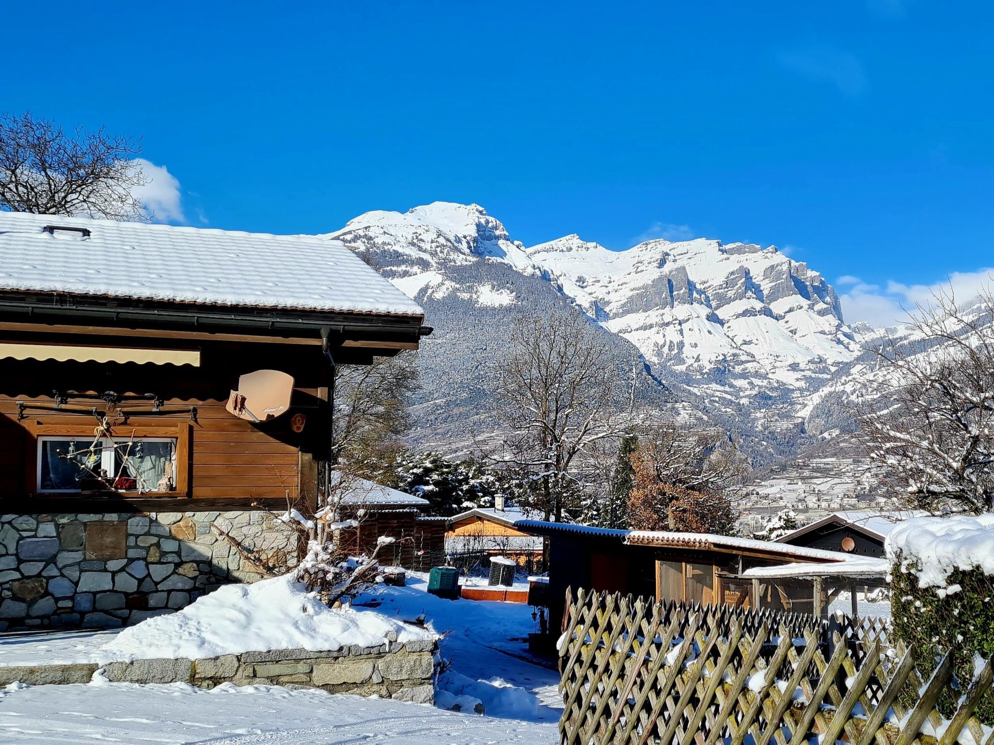 Chalet Haus (bei Einfahrt grosser Nussbaum )