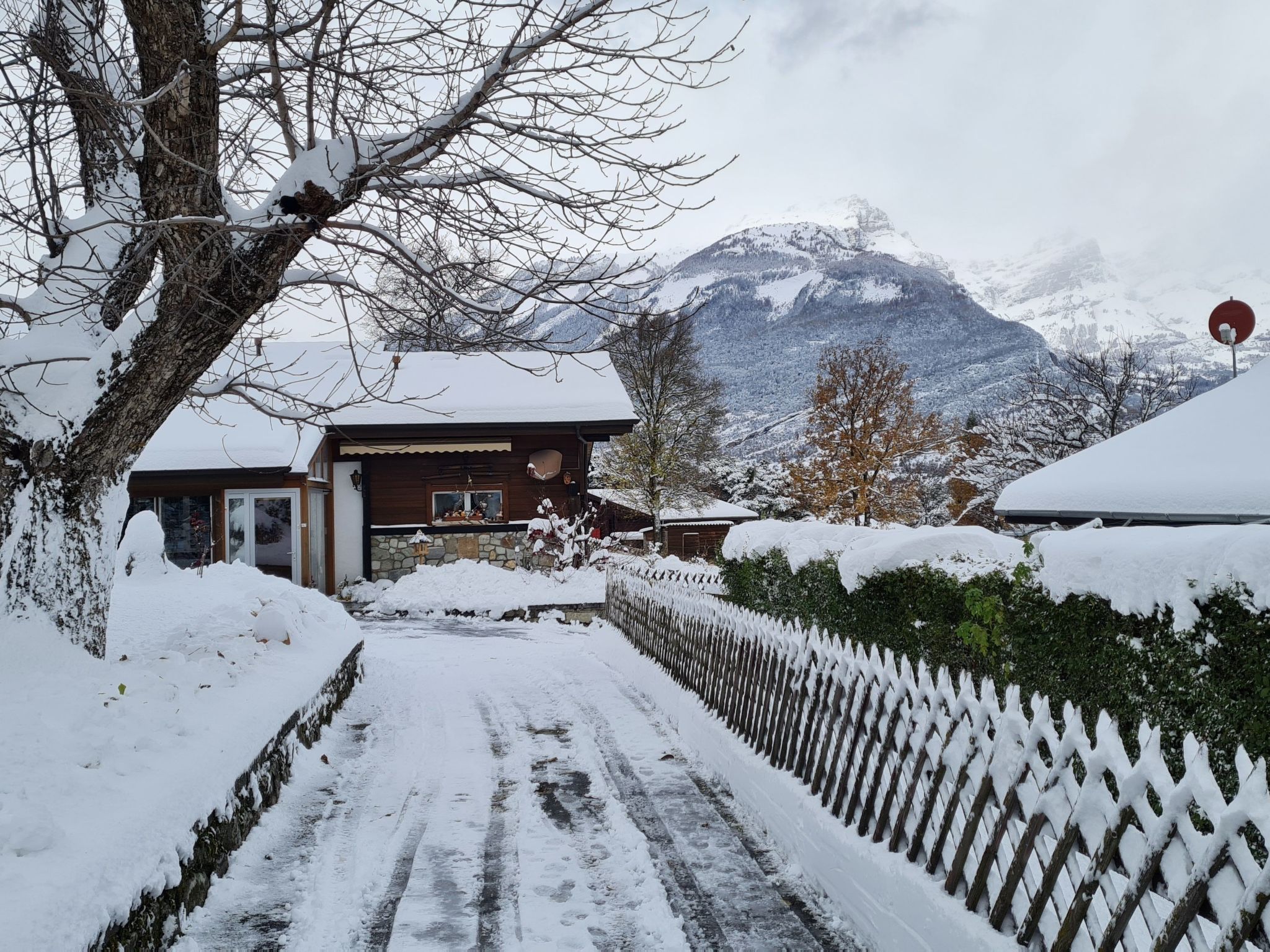 Chalet Haus (bei Einfahrt grosser Nussbaum )-Inside