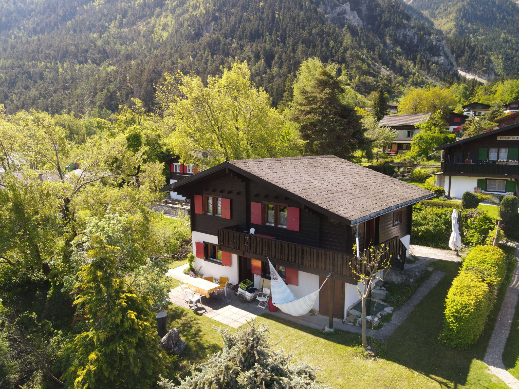 Discover the picturesque Chalet Oase, tucked away in the chalet village of Pletschen in the municipality of Leuk. Situated 1.7 km above Susten and elevated at 750 metres above sea level, this is the p..