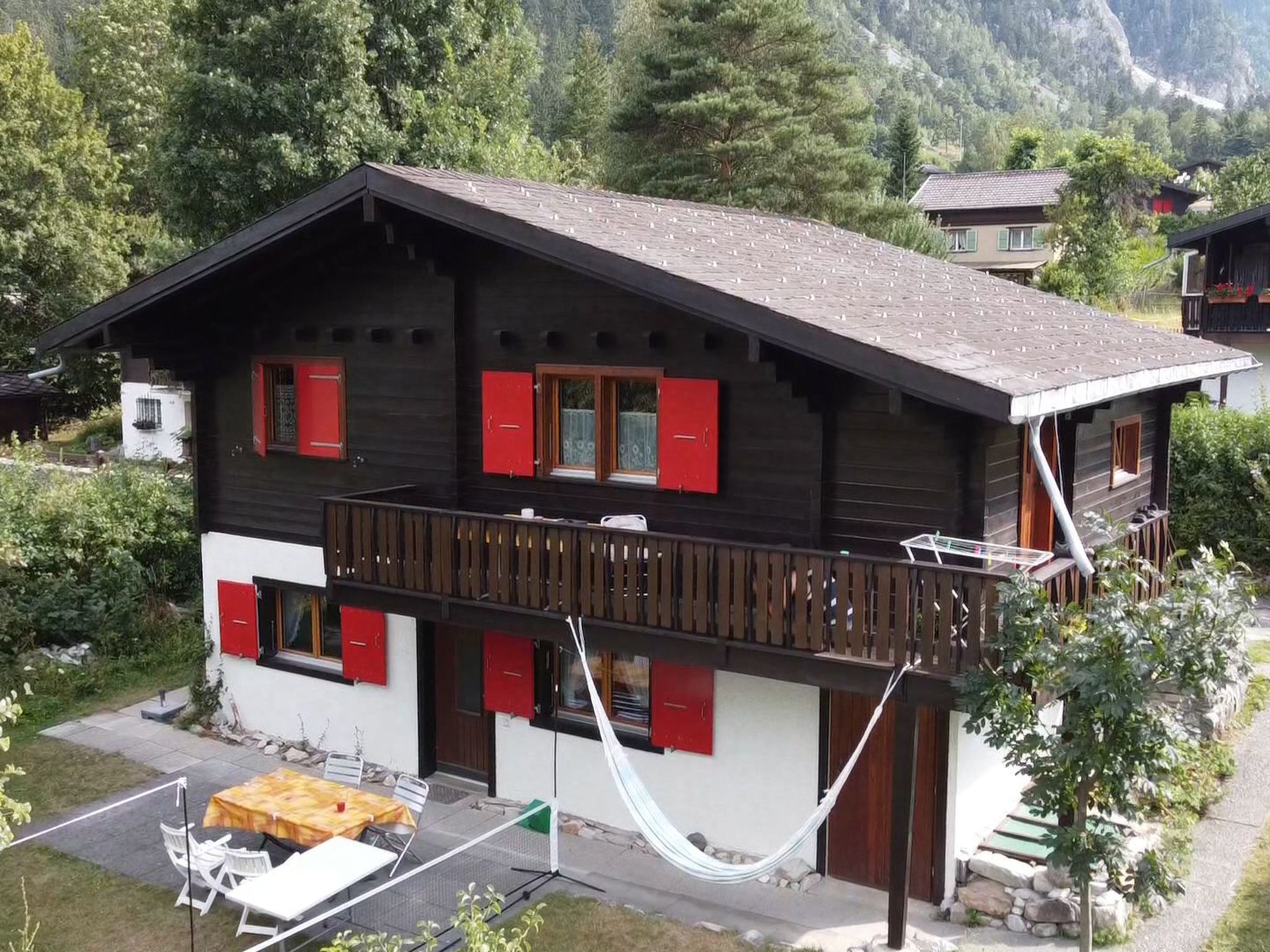 Immerse yourself in the exclusive world of Chalet Oase, located in the idyllic chalet village of Pletschen in the municipality of Leuk. Elevated at 750 metres above sea level, just 1.7 km above Susten..