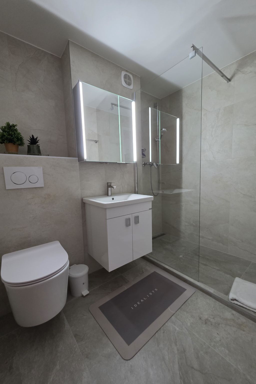 Domino 42 # 4-bed apartment, Dusche, WC 4-bed apartment, Dusche, WC - Dedans