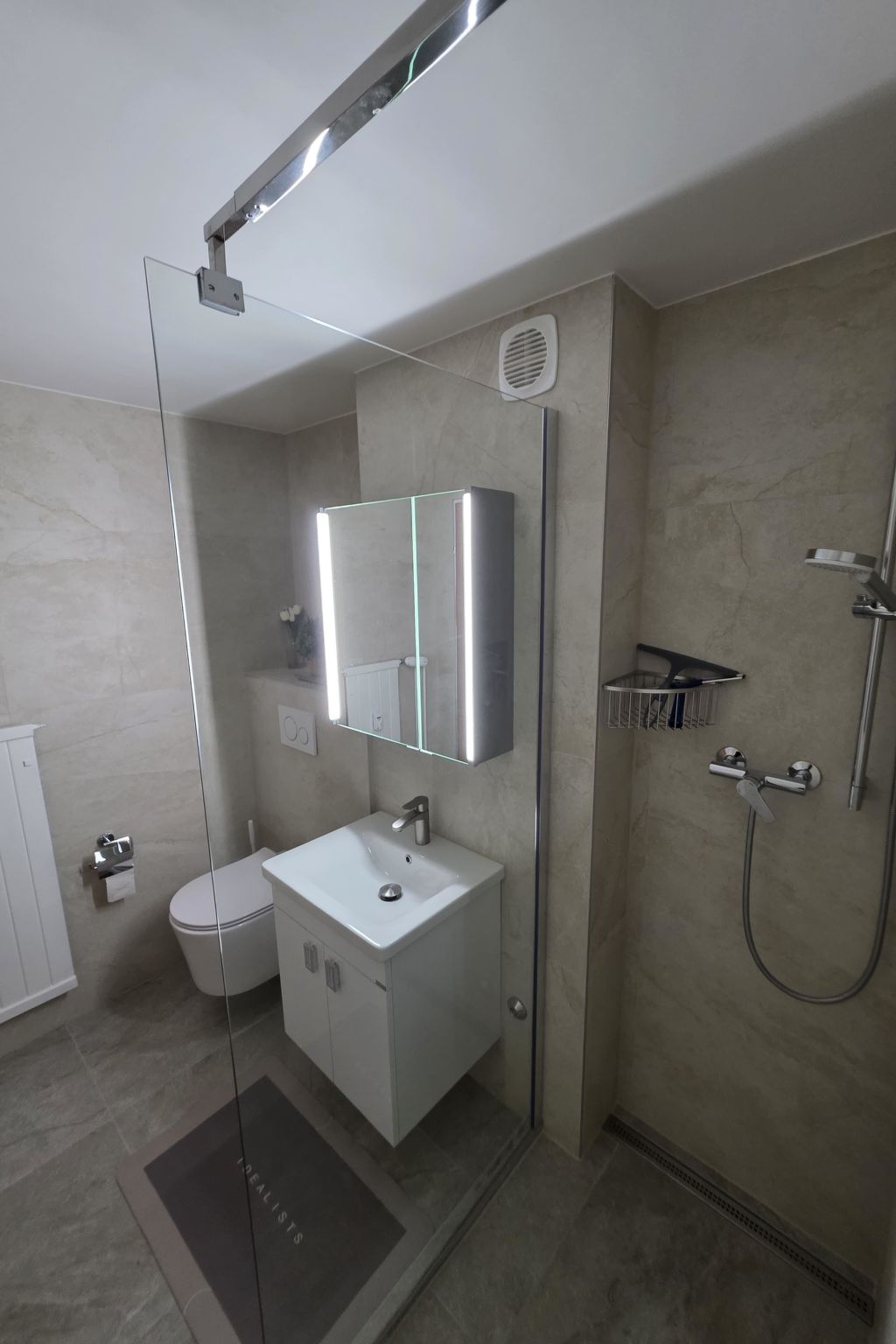 Domino 42 # 4-bed apartment, Dusche, WC 4-bed apartment, Dusche, WC - Dedans