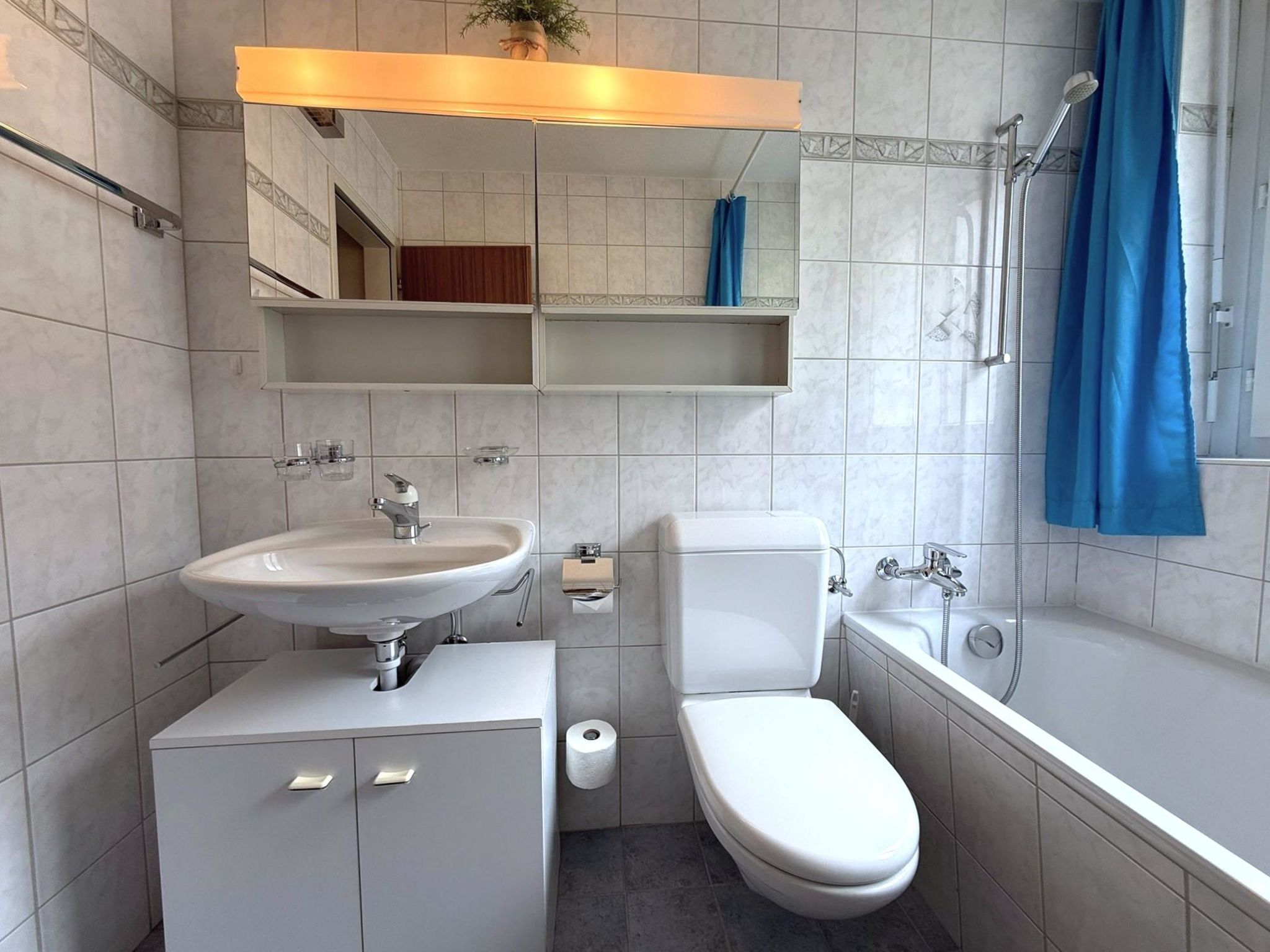 Photo of Apollo 50 # 4-bed apartment, Bad, WC 4-Bettwohnung, Bad, WC