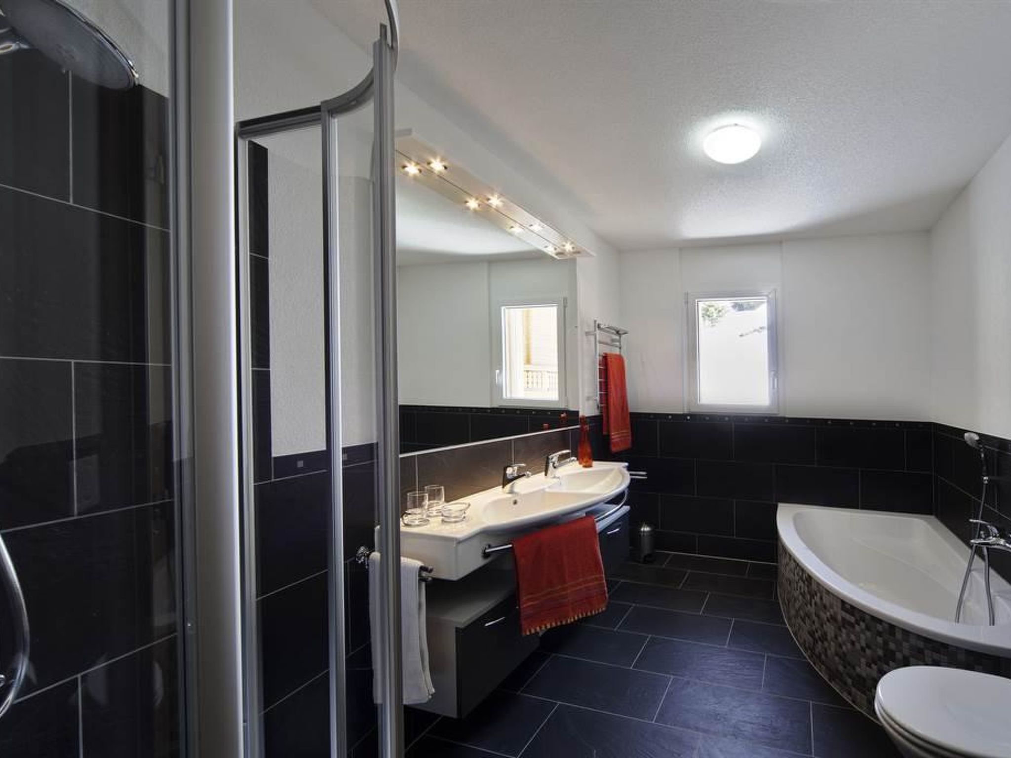 Photo of Residenz Iris Leukerbad # 4-bed apartment, Dusche und Bad, WC