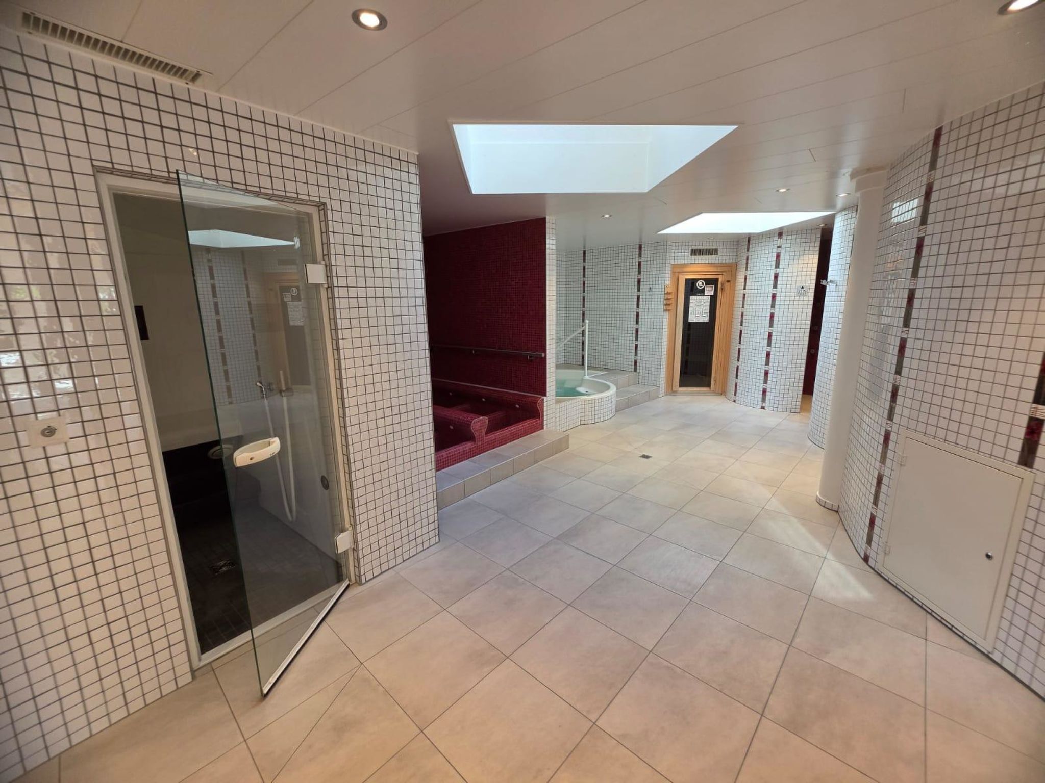 Ambassador B33 # 4-bed apartment, Dusche und Bad, WC