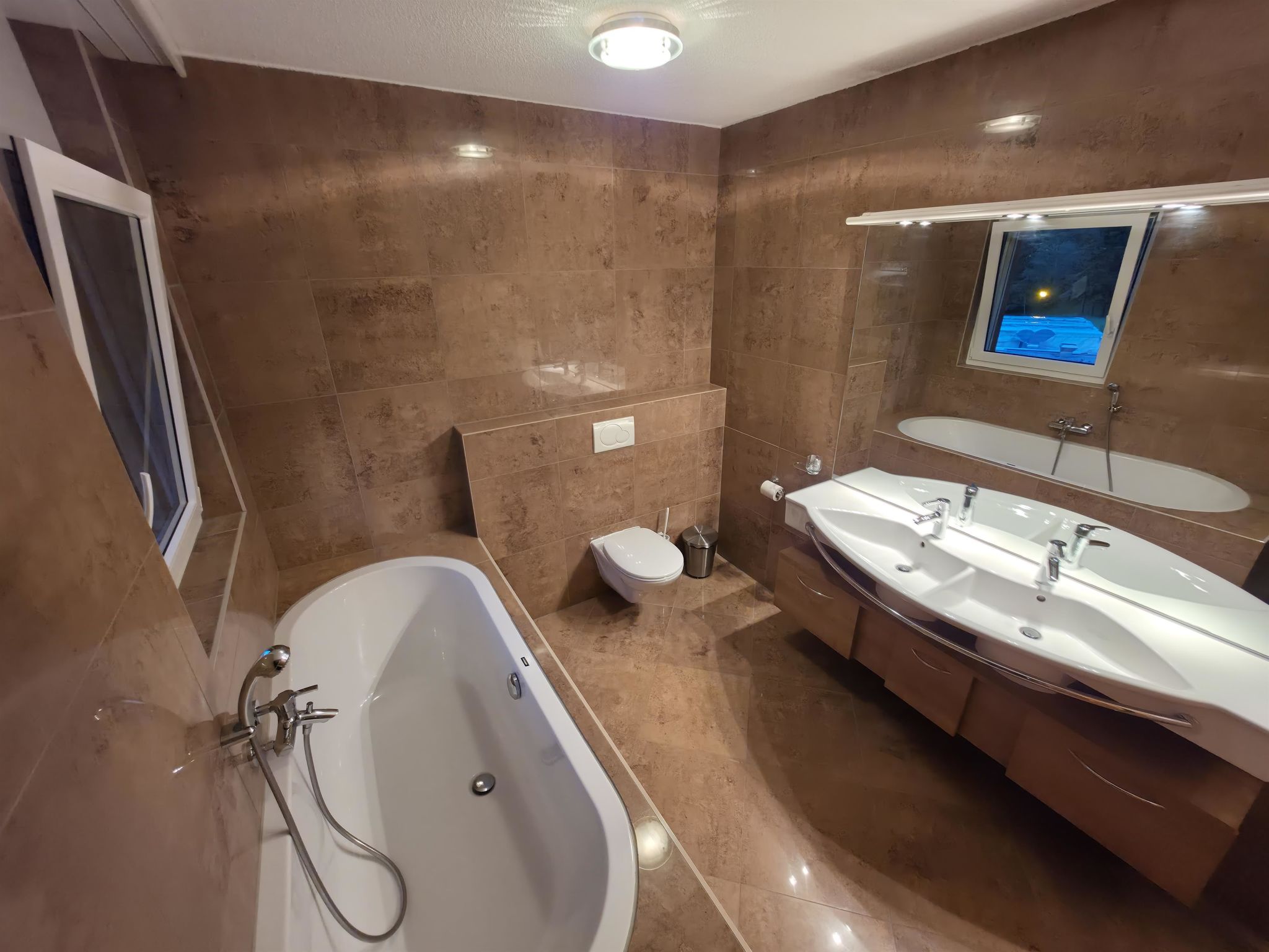 Ambassador B33 # 4-bed apartment, Dusche und Bad, WC - Binnen