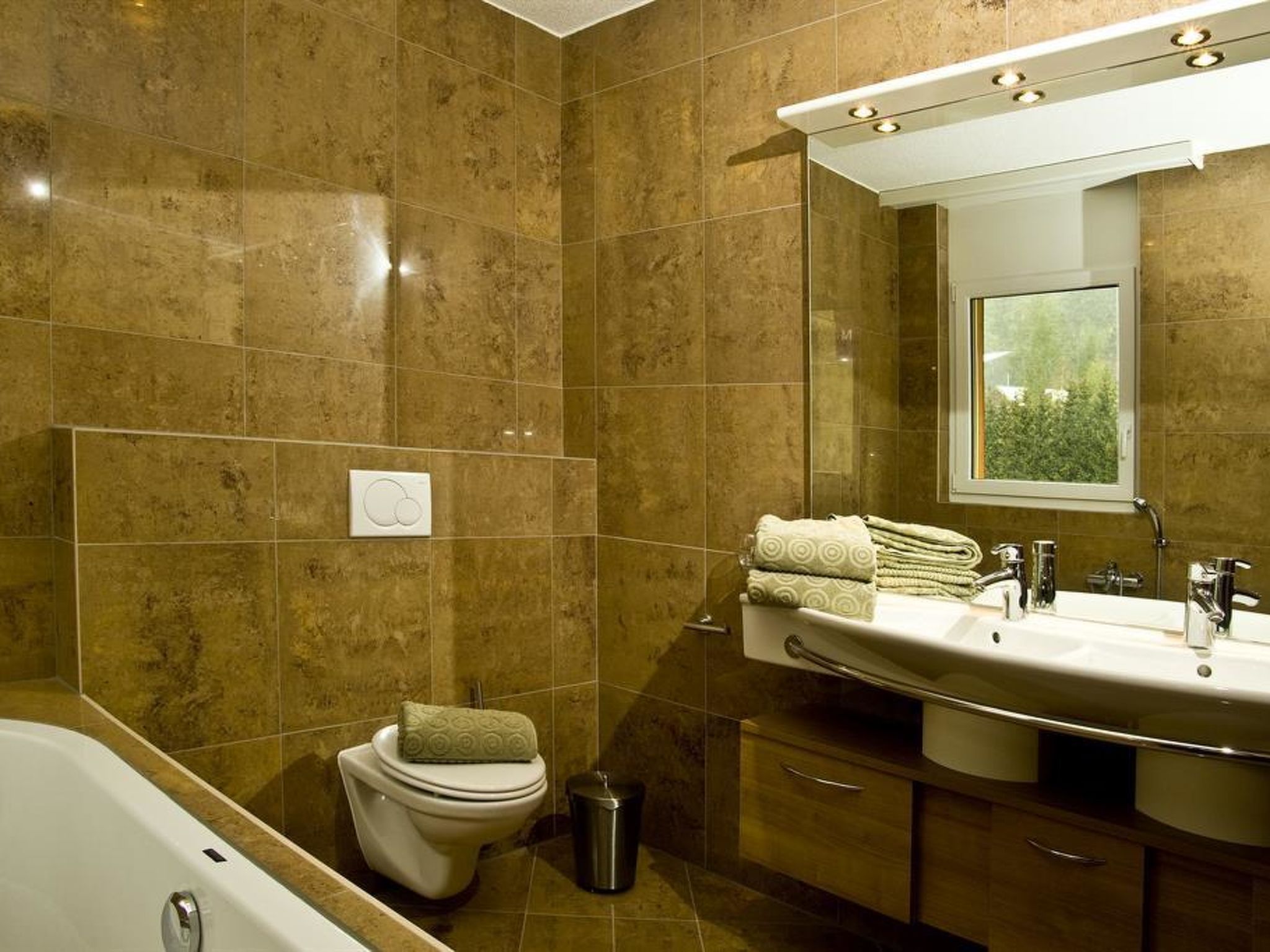 Photo of Ambassador B33 # 4-bed apartment, Dusche und Bad, WC