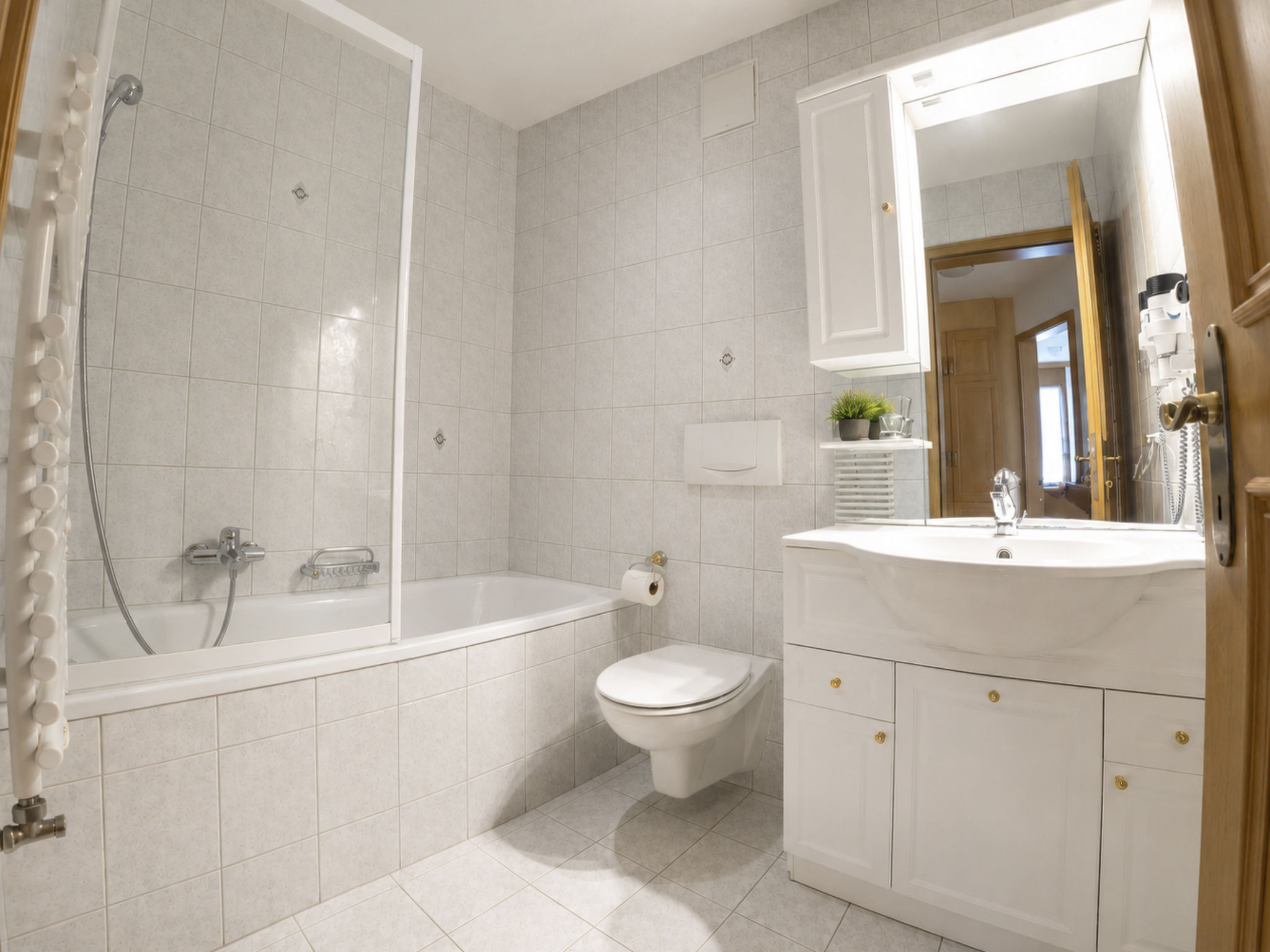 Residenz Darianne Leukerbad # 6-bed apartment, Dusche und Bad, WC - Dedans
