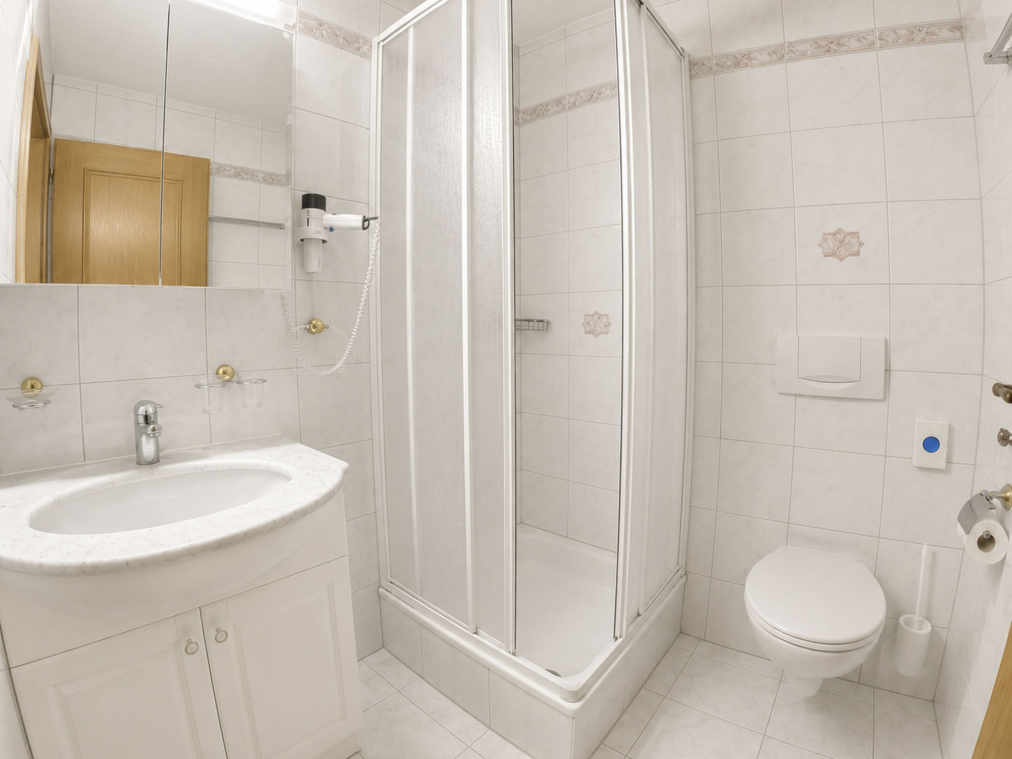 Residenz Darianne Leukerbad # 6-bed apartment, Dusche und Bad, WC - Image-tags.info