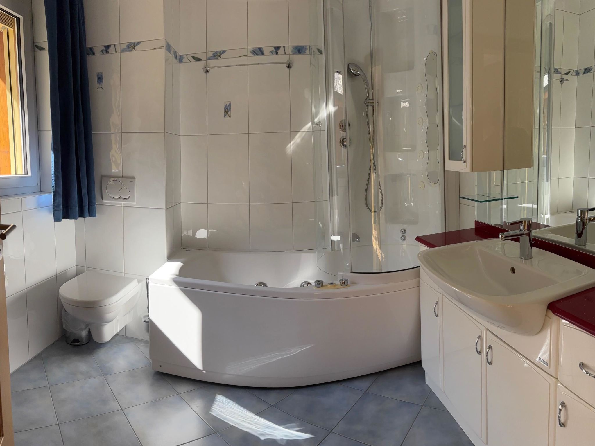 Ambassador Leukerbad # 4-bed apartment, Dusche und Bad, WC
