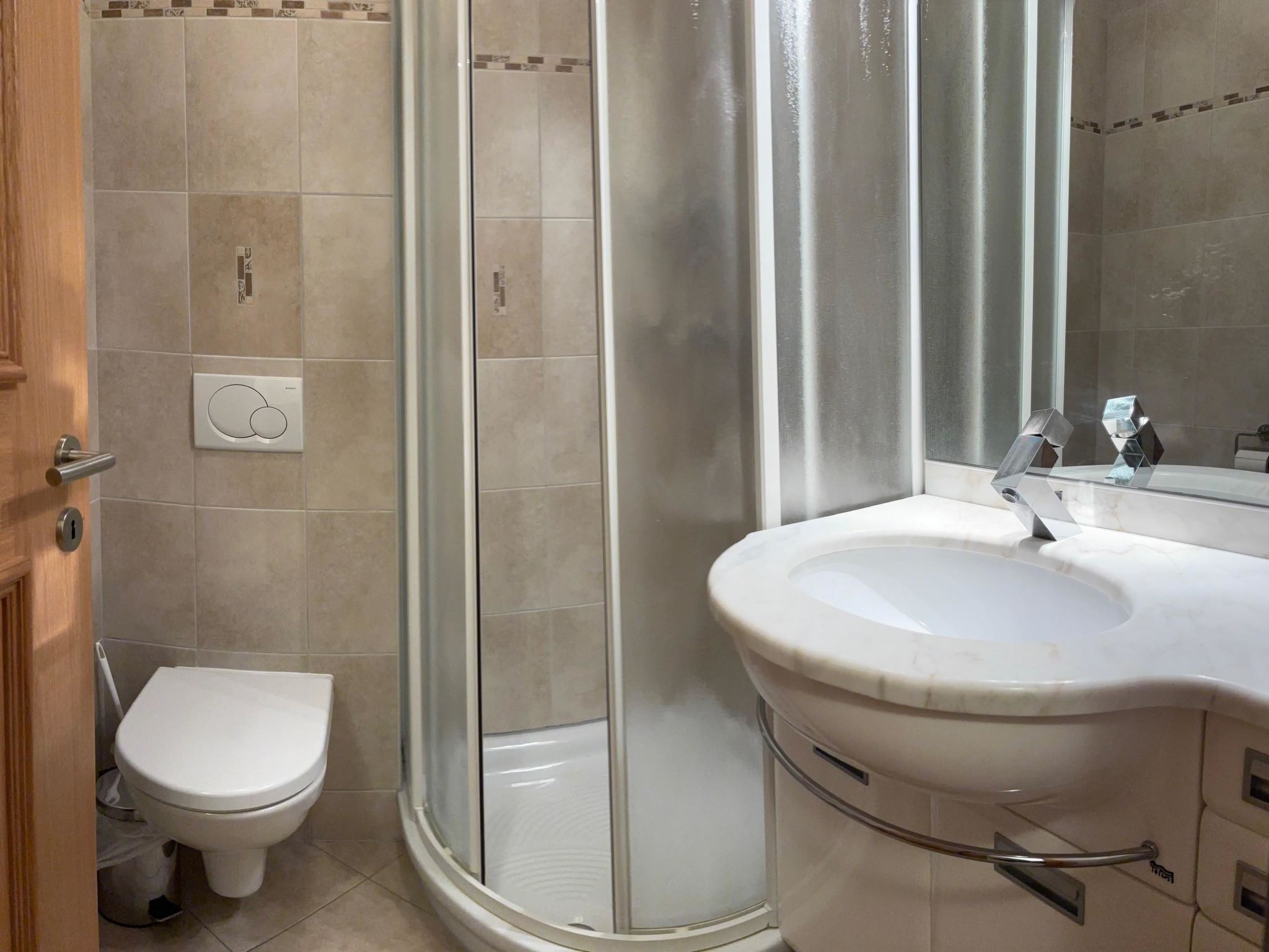 Photo of Ambassador Leukerbad # 4-bed apartment, Dusche und Bad, WC