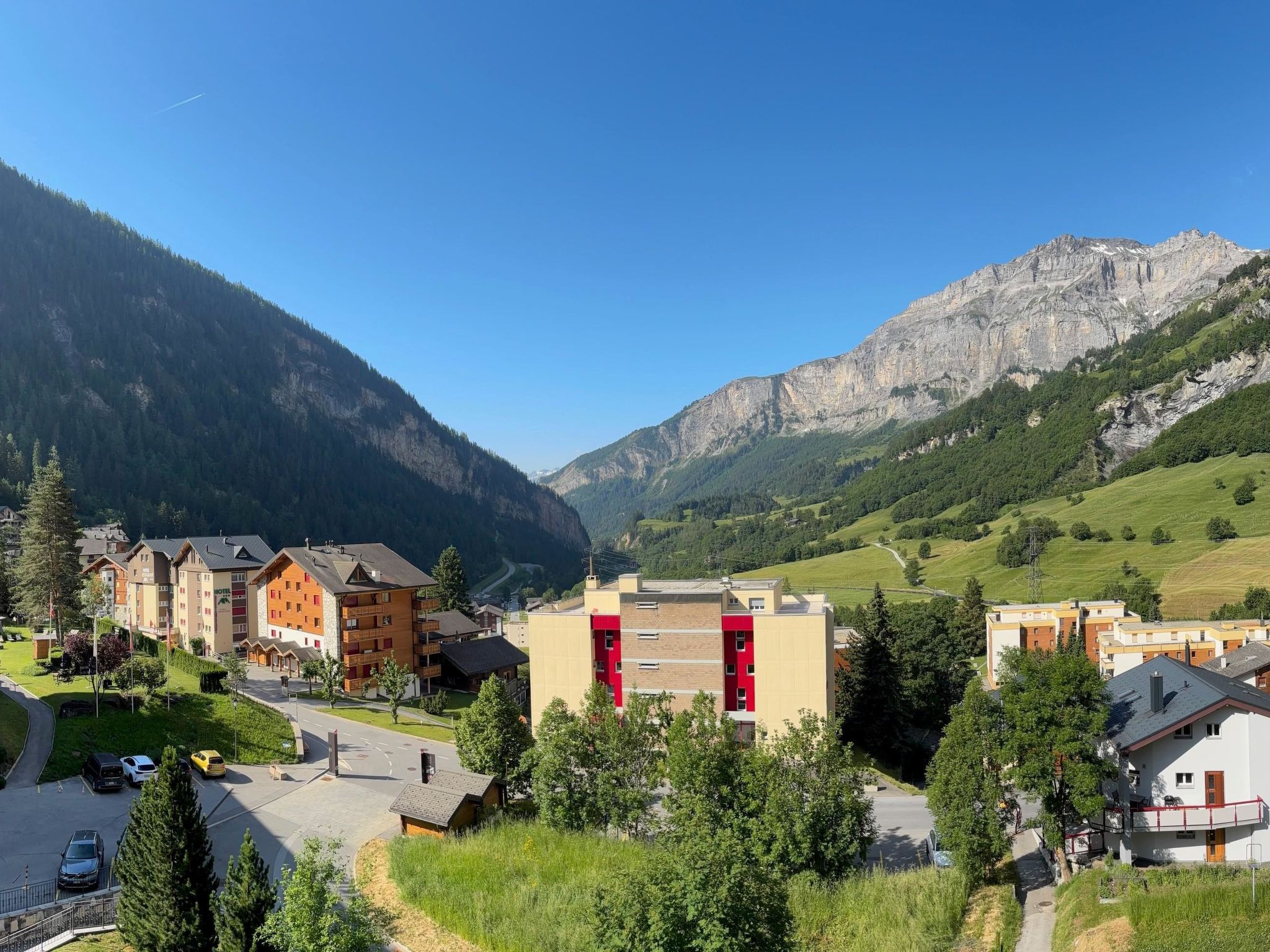 Photo of Ambassador Leukerbad # 4-bed apartment, Dusche und Bad, WC