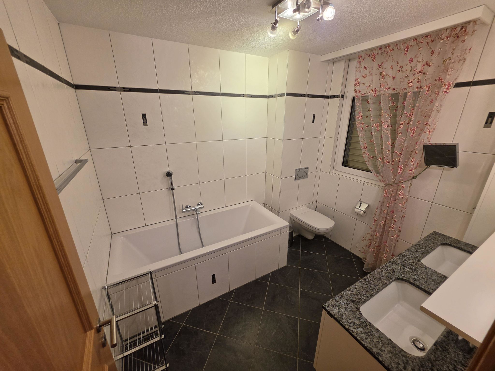 Ambassador B01 # 4-bed apartment, Dusche und Bad, WC - Drinnen