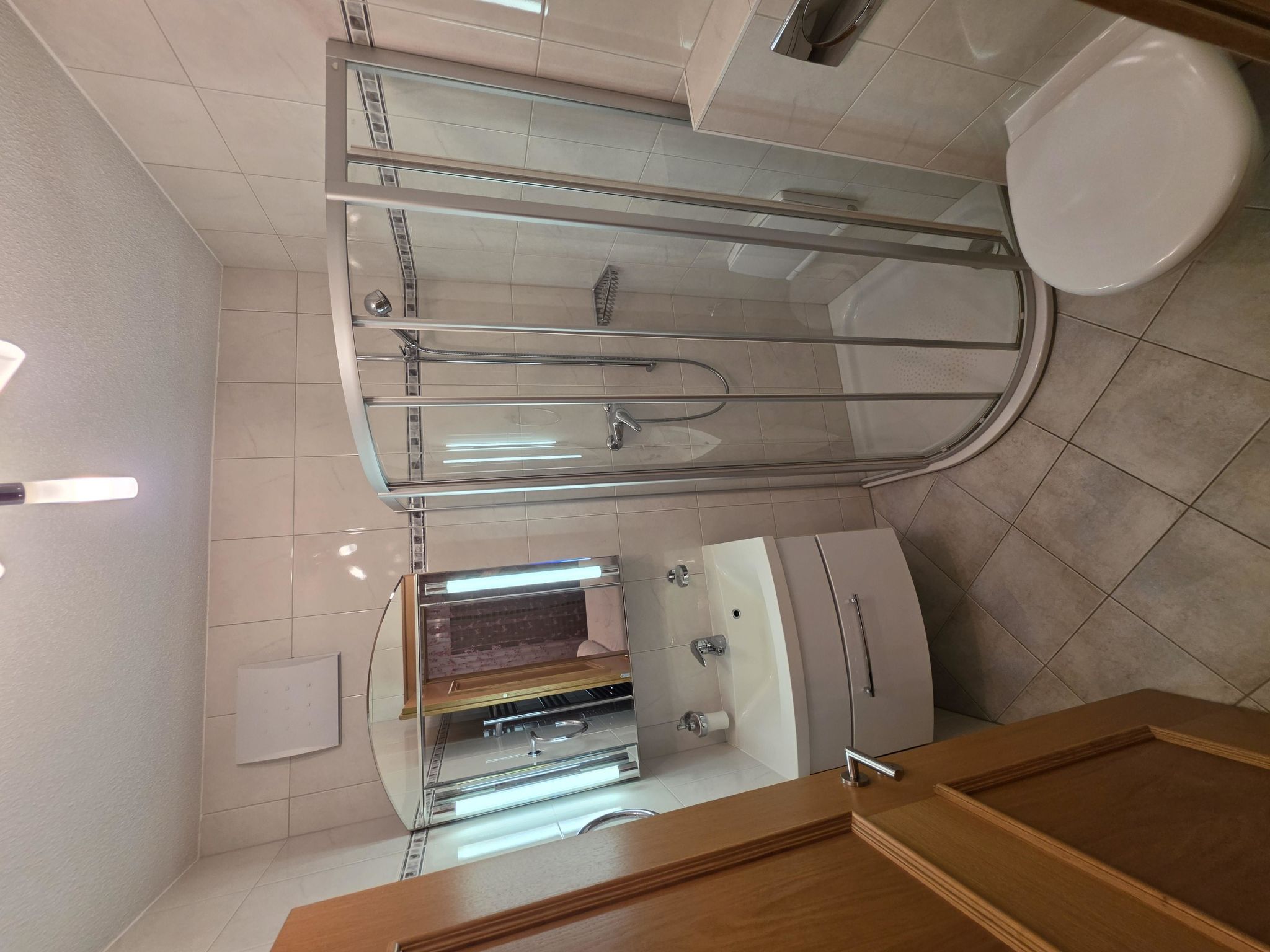 Ambassador B01 # 4-bed apartment, Dusche und Bad, WC - Drinnen
