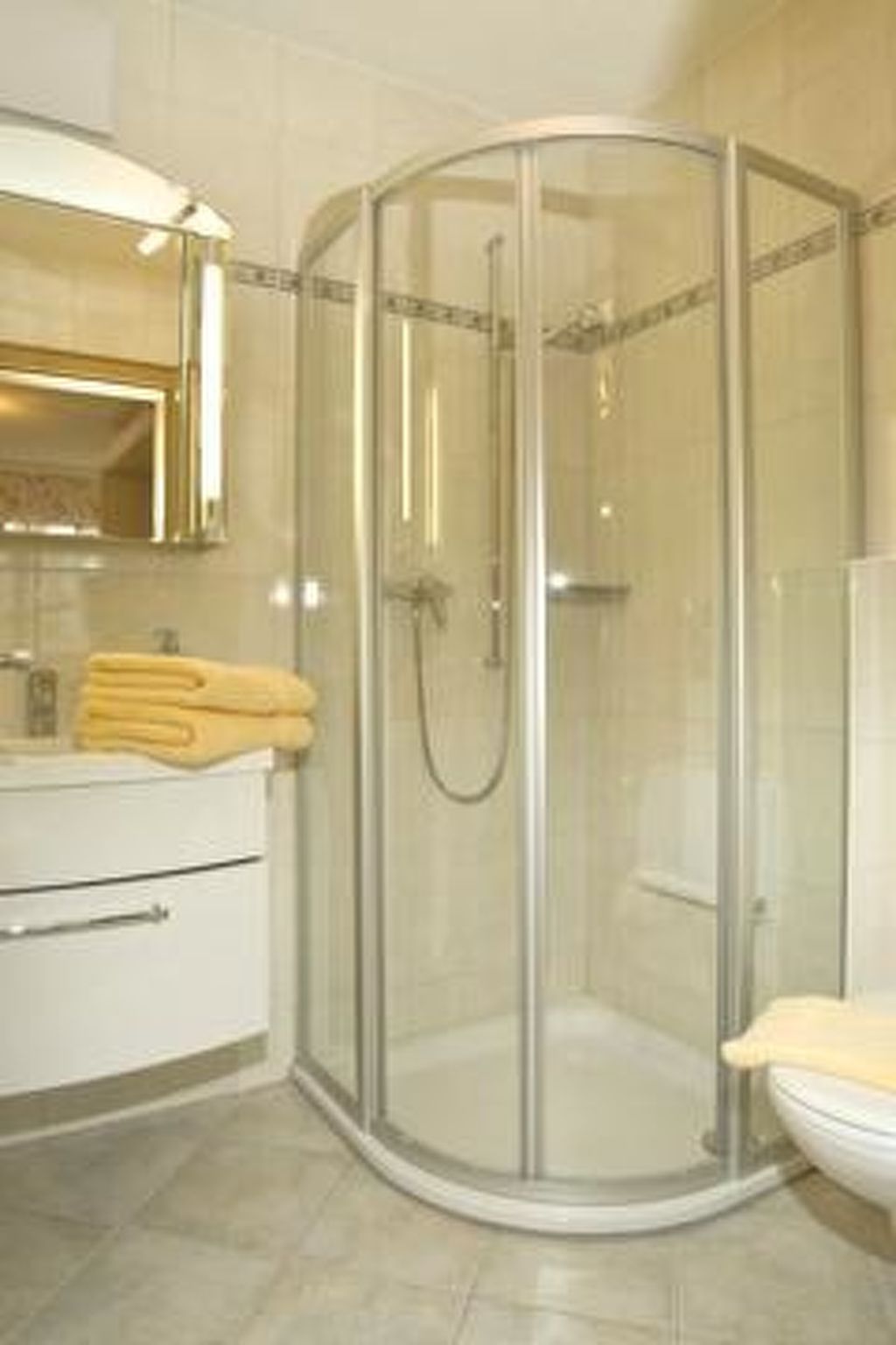 Photo of Ambassador B01 # 4-bed apartment, Dusche und Bad, WC