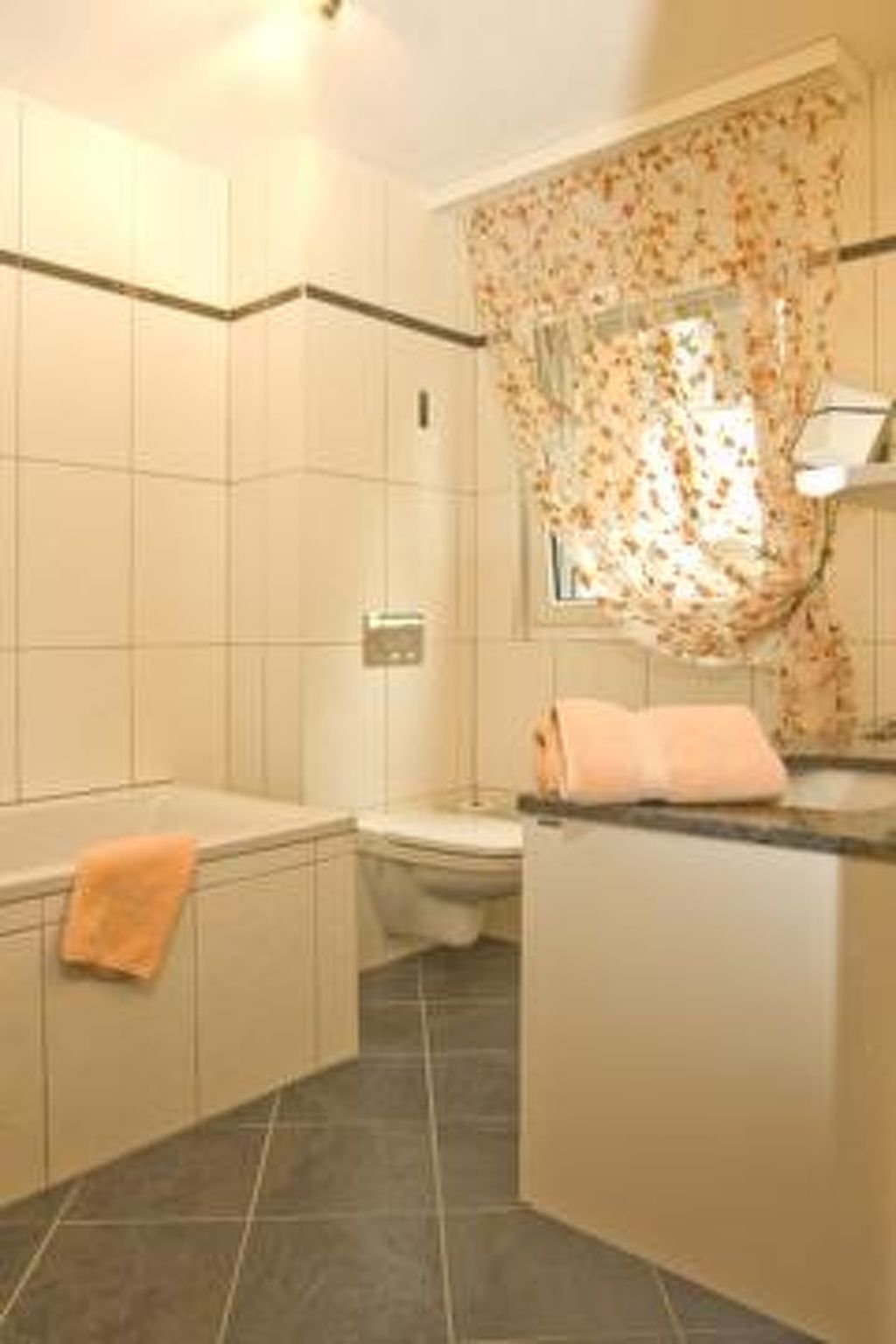 Photo of Ambassador B01 # 4-bed apartment, Dusche und Bad, WC