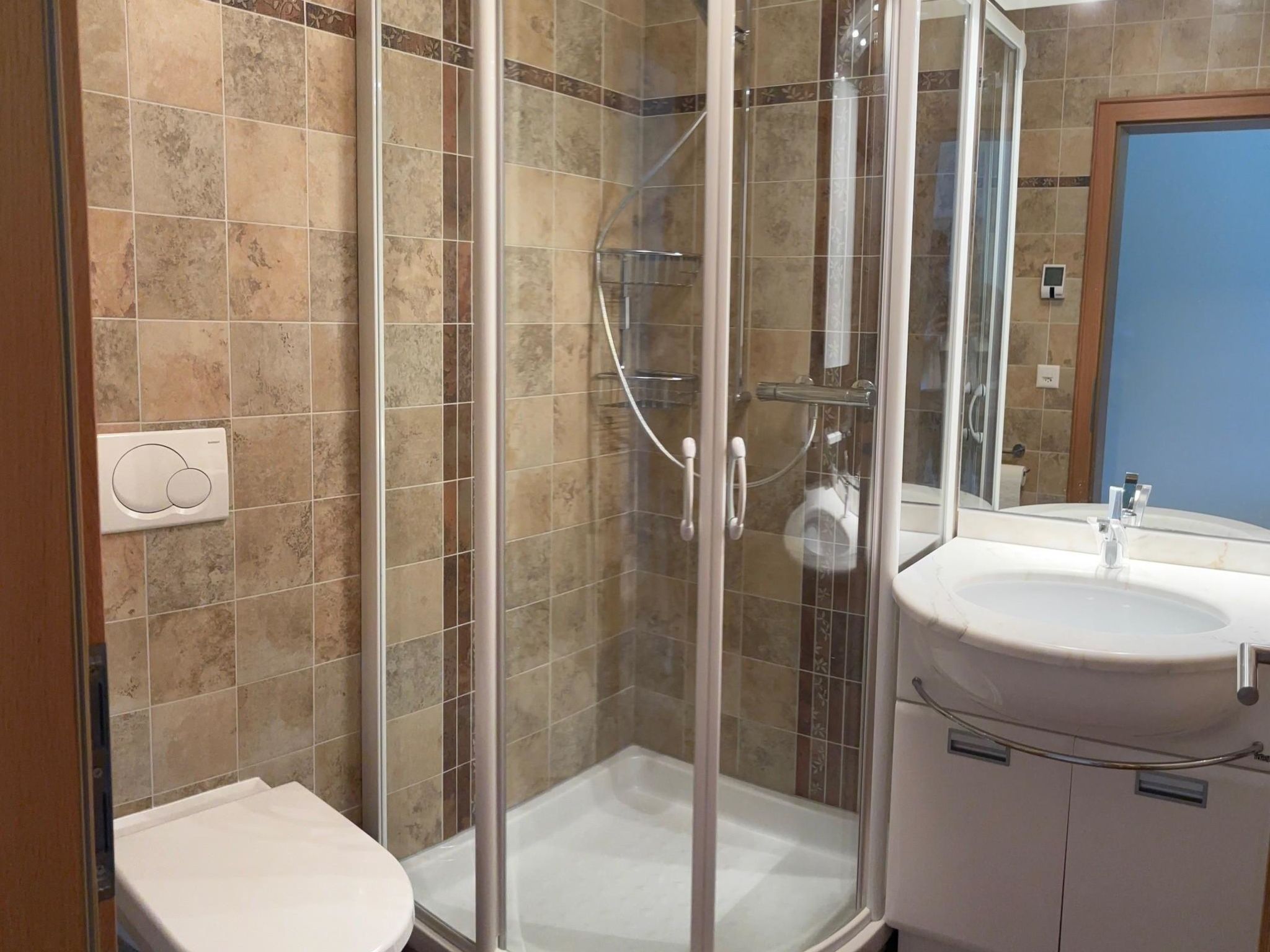 Photo of Ambassador Leukerbad # 2-bed apartment, Dusche, WC