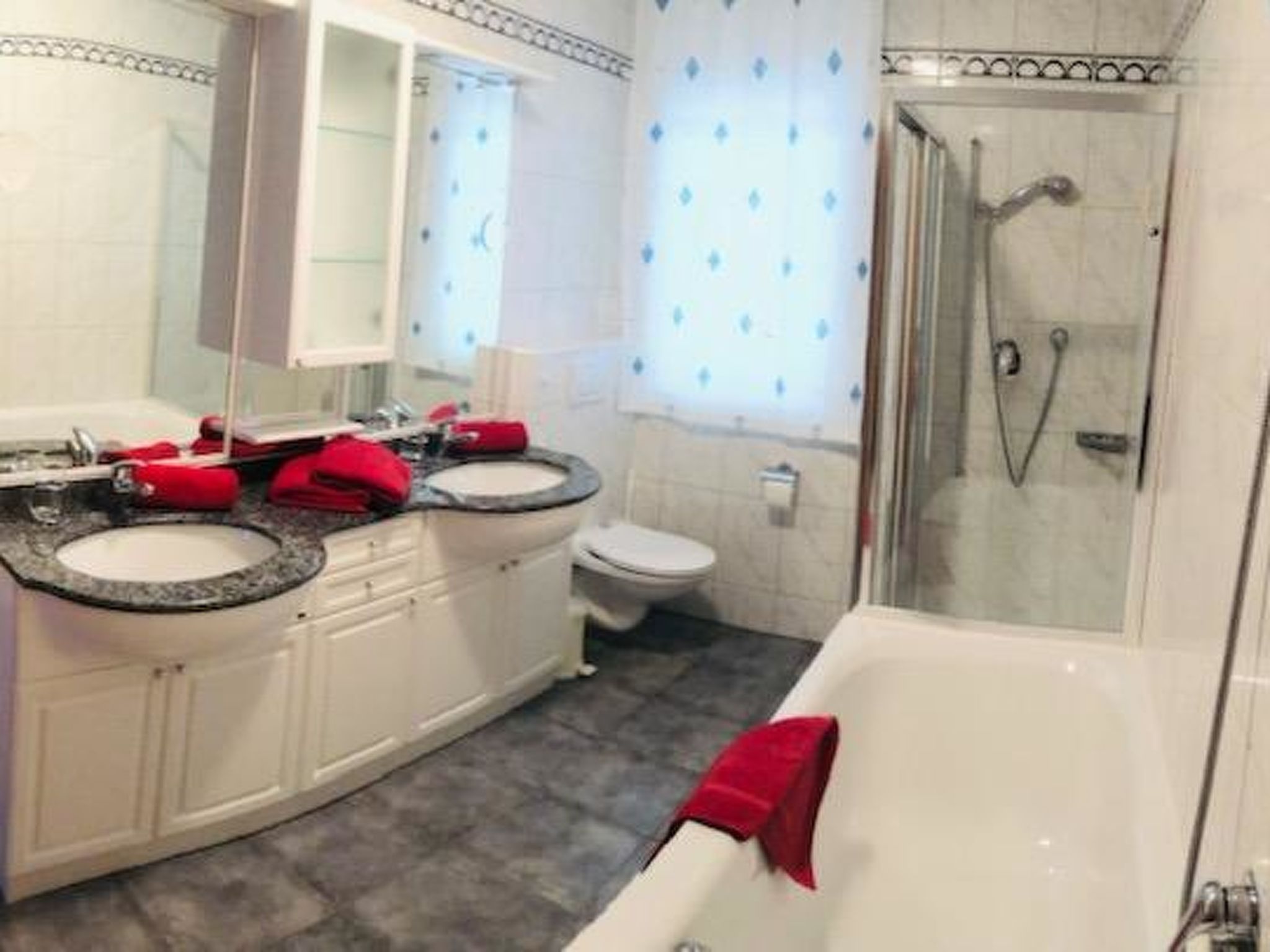 Edelweiss A 31 # 4-bed apartment, Dusche und Bad, WC - Drinnen