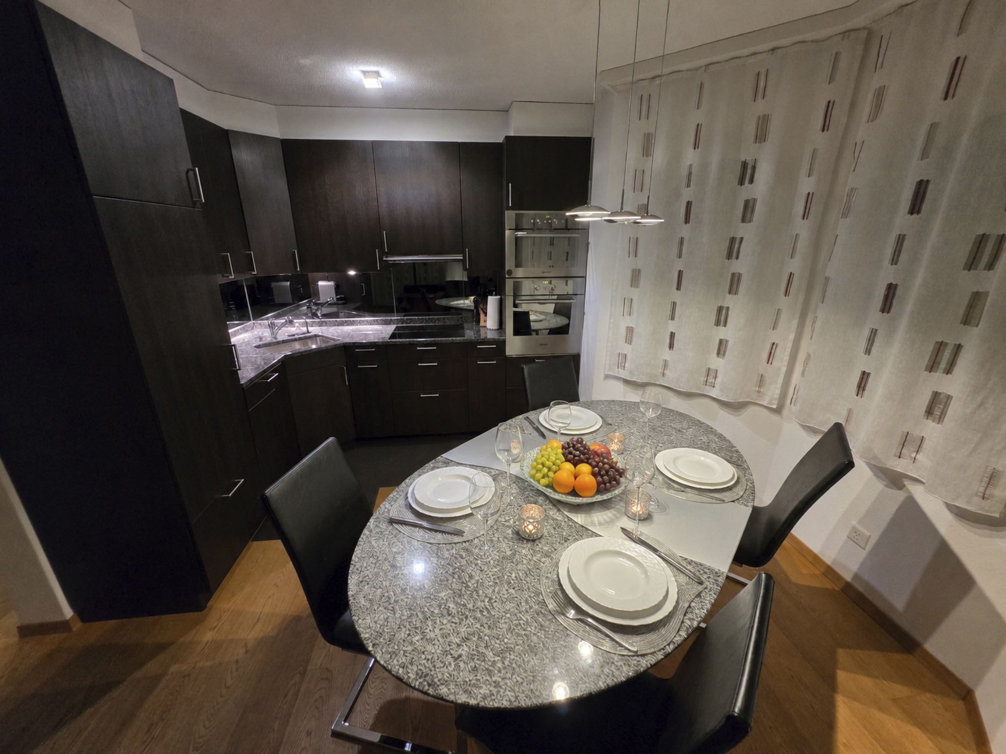 Ambassador B23 # 4-bed apartment, Dusche und Bad, WC - Binnen