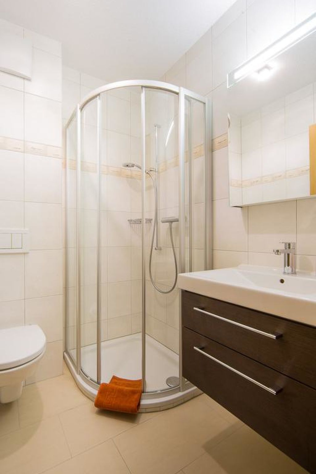 Ambassador B23 # 4-bed apartment, Dusche und Bad, WC - Drinnen