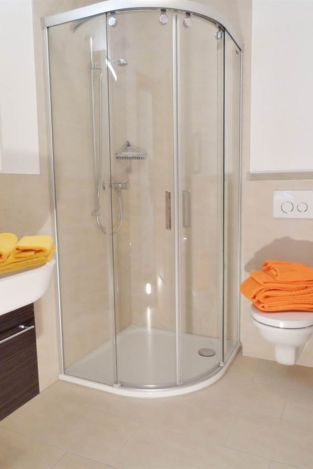 Photo of Residenz Iris Leukerbad # 7-bed apartment, Dusche und Bad, WC