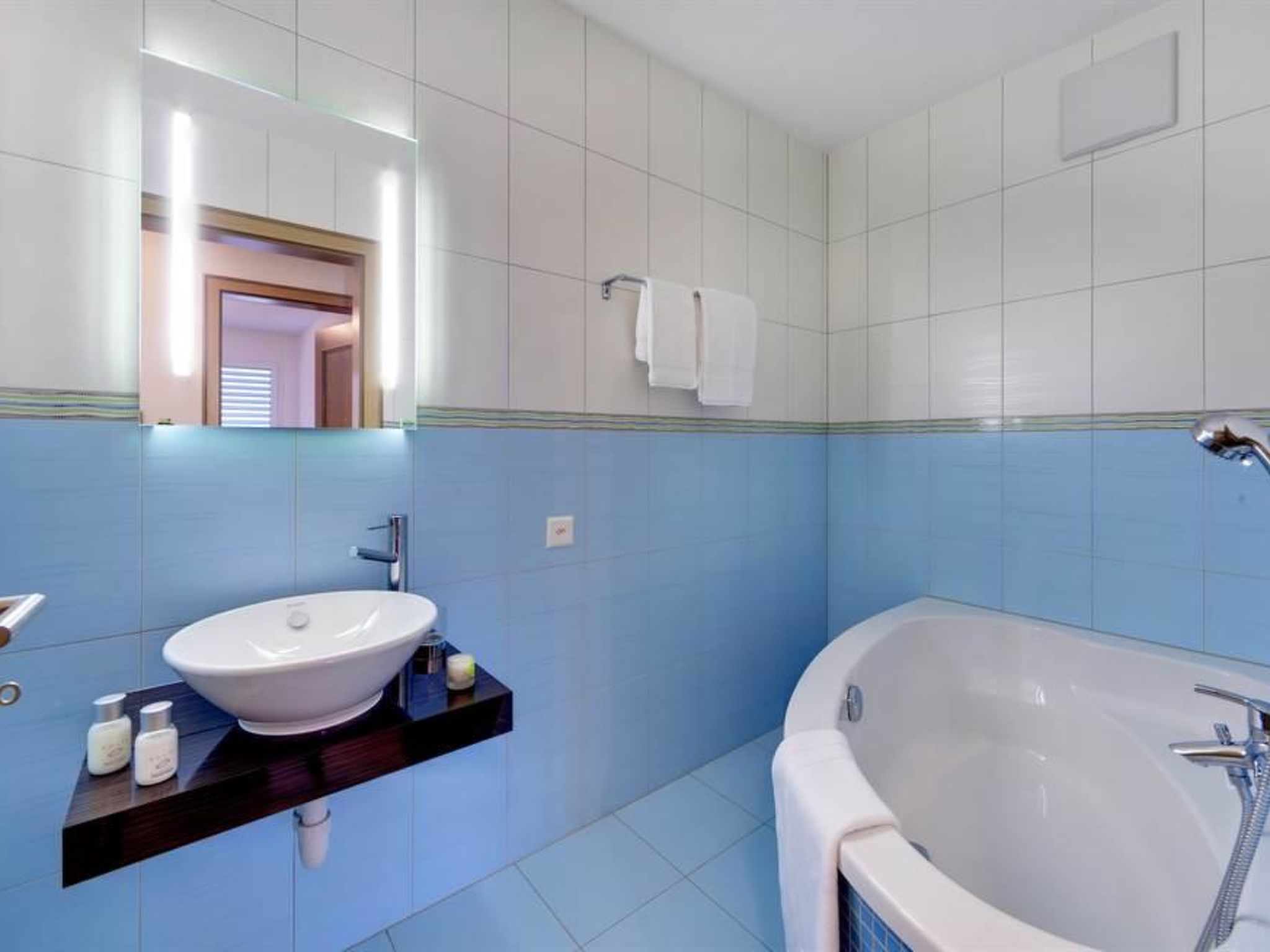 Photo of Residenz Iris Leukerbad # 7-bed apartment, Dusche und Bad, WC