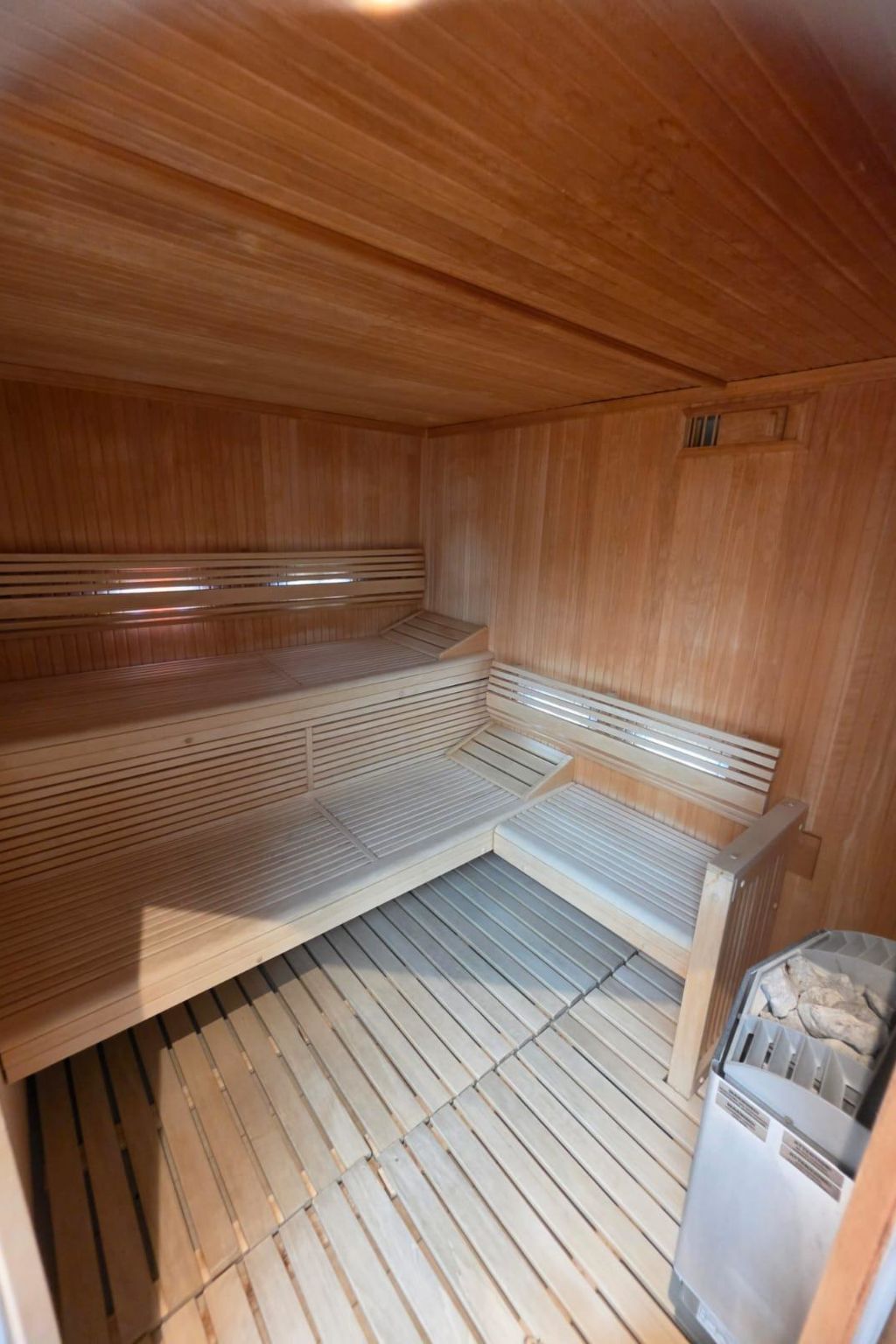 Ambassador A11 # 4-bed apartment, Dusche und Bad, WC