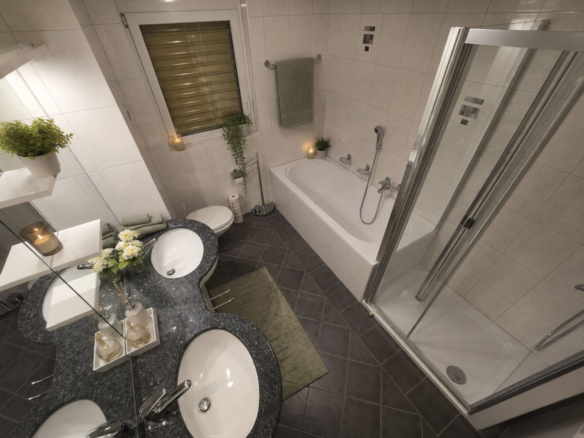 Ambassador A11 # 4-bed apartment, Dusche und Bad, WC - Dedans