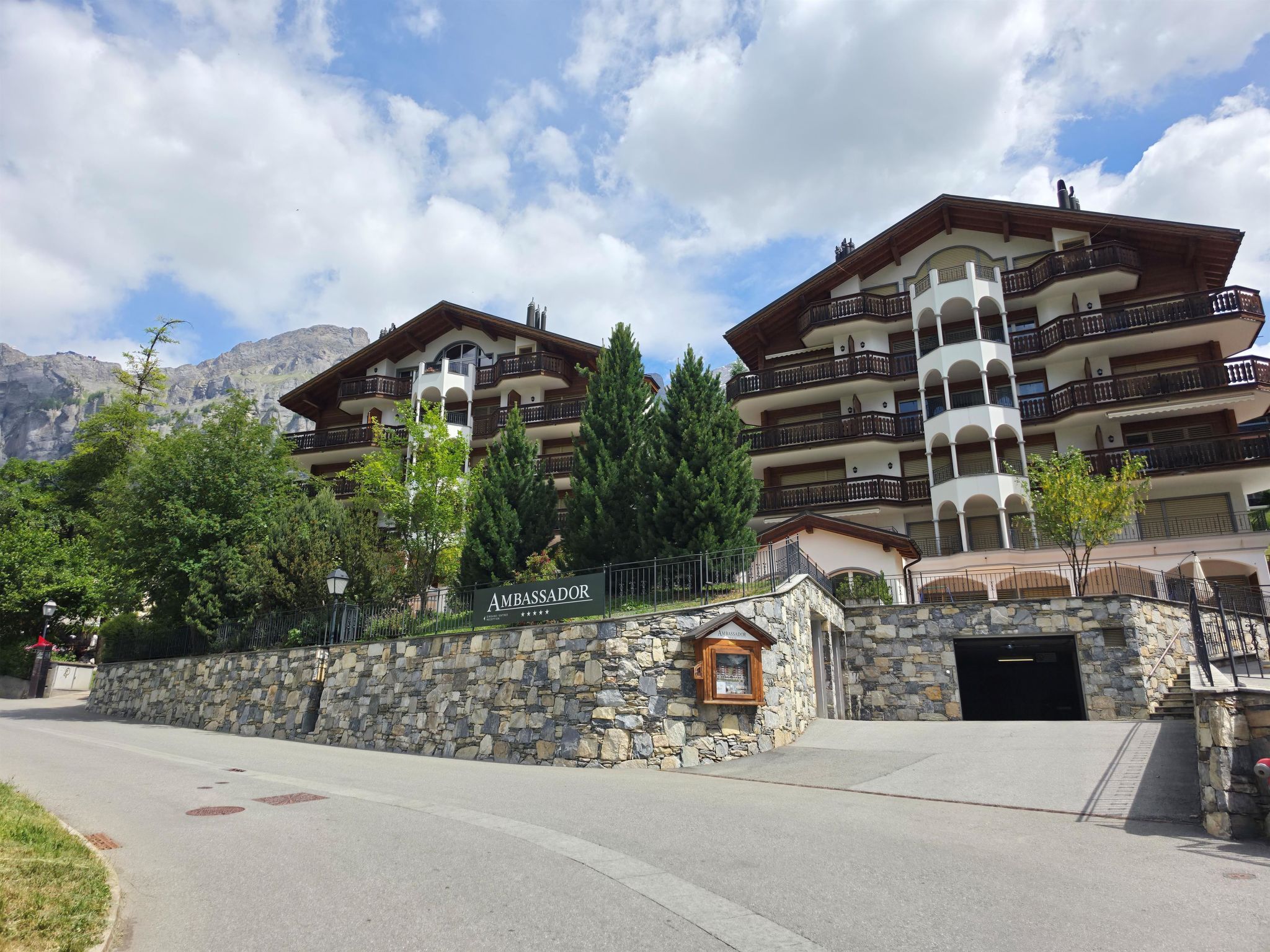 Ambassador B13 # 4-bed apartment, Dusche und Bad, WC