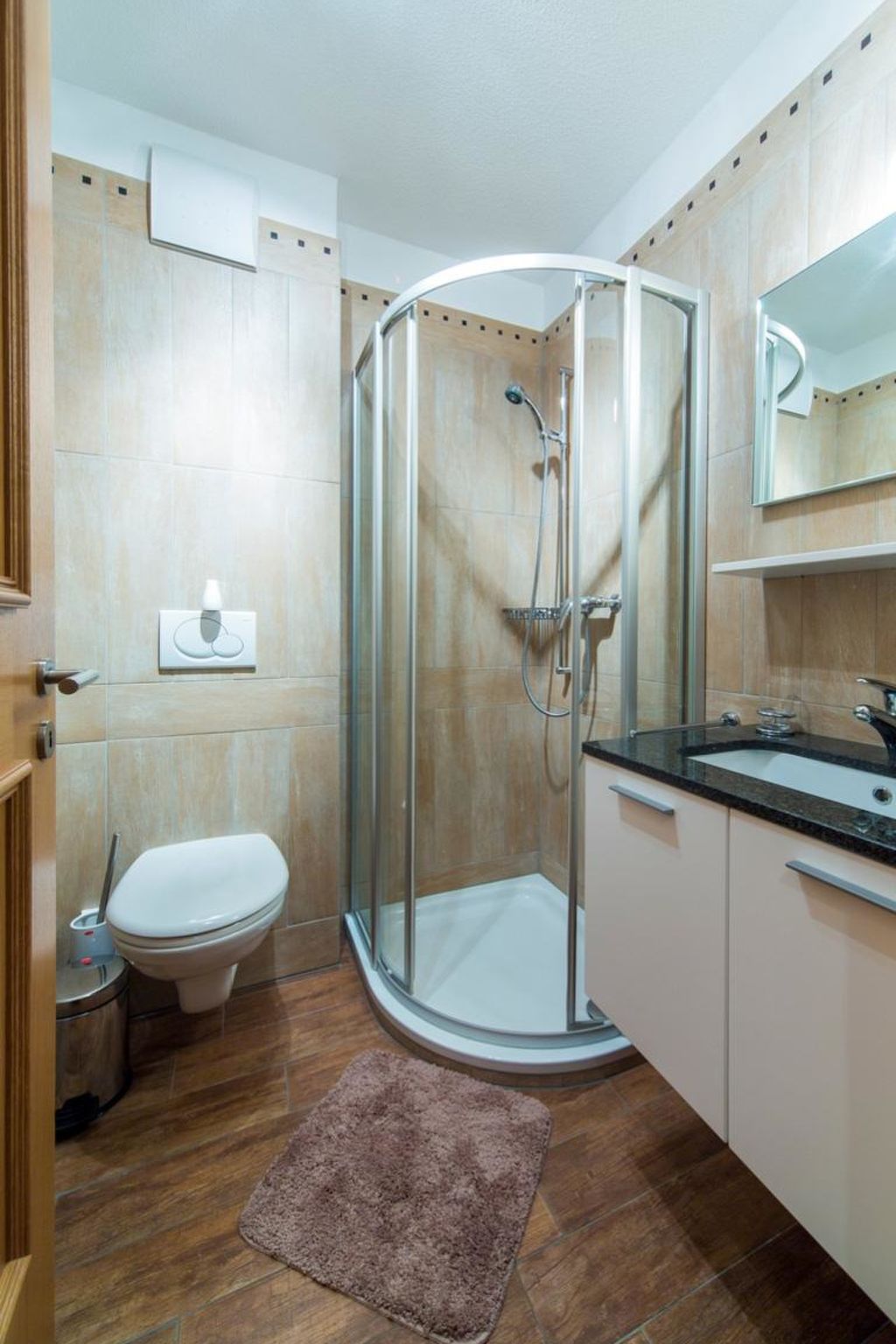 Photo of Ambassador B13 # 4-bed apartment, Dusche und Bad, WC