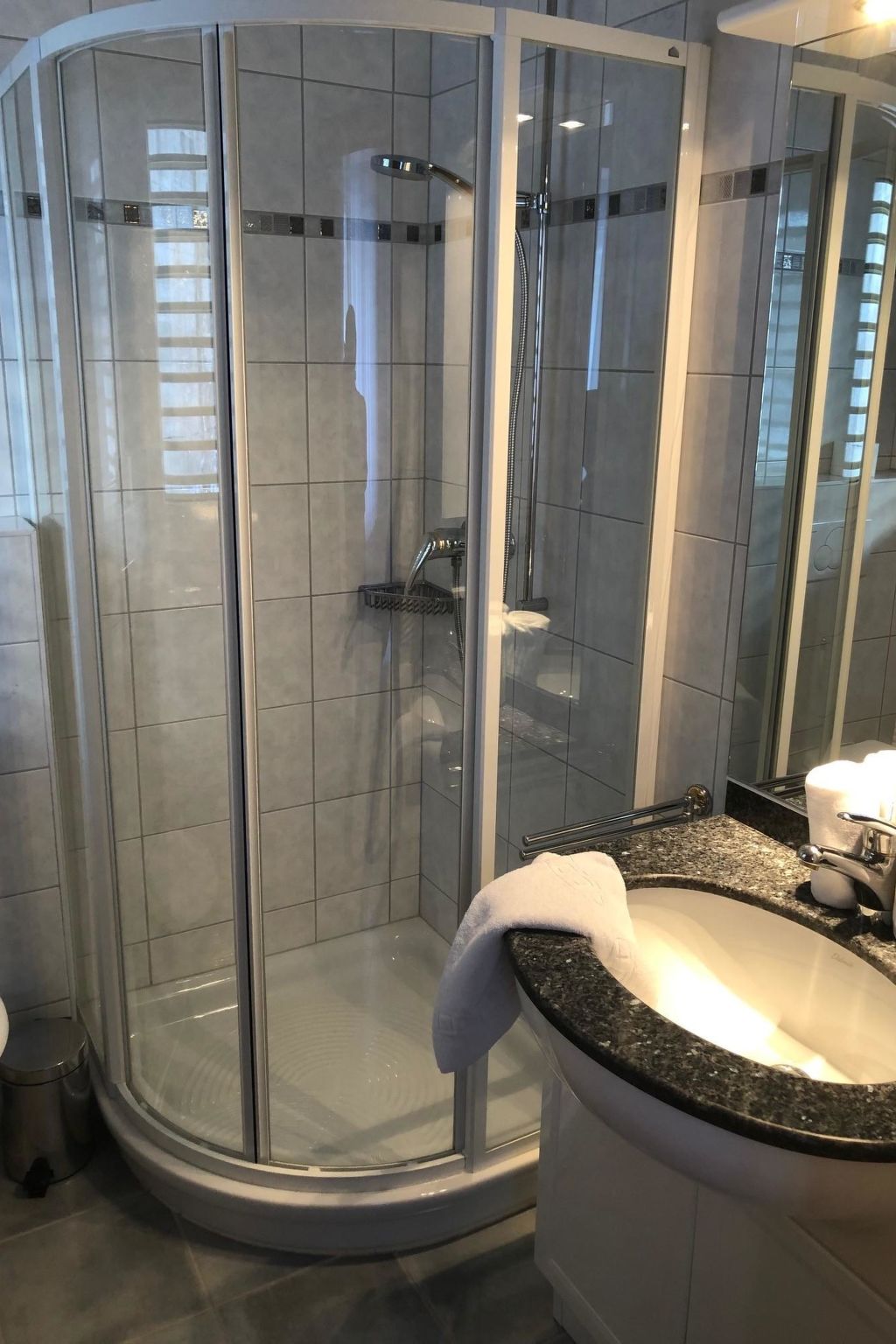 Edelweiss E 13 # 4-bed apartment, Dusche, WC 4-bed apartment, Dusche, WC - Image-tags.info