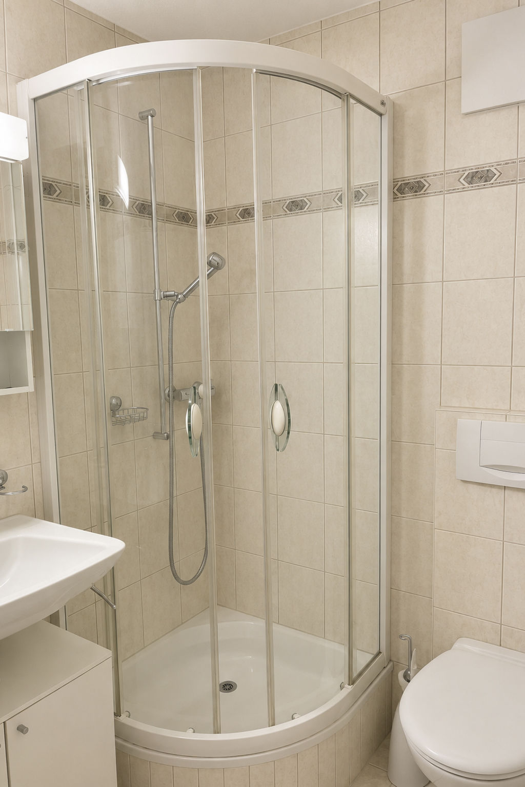 Photo of Majesta Leukerbad # 6-bed apartment, Dusche oder Bad, WC