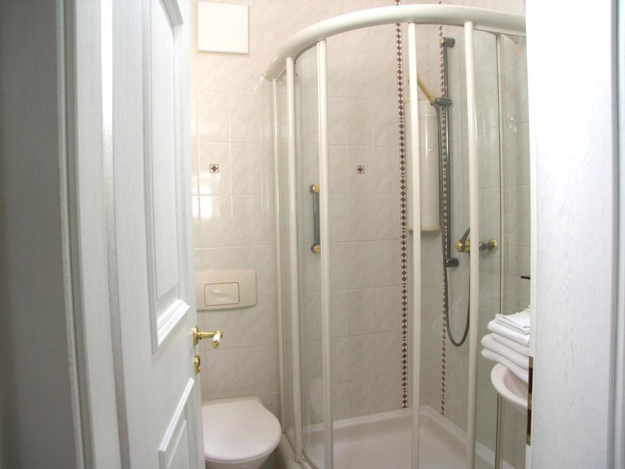 Adlerhorst Leukerbad # 6-bed apartment, Dusche oder Bad, WC - Image-tags.info