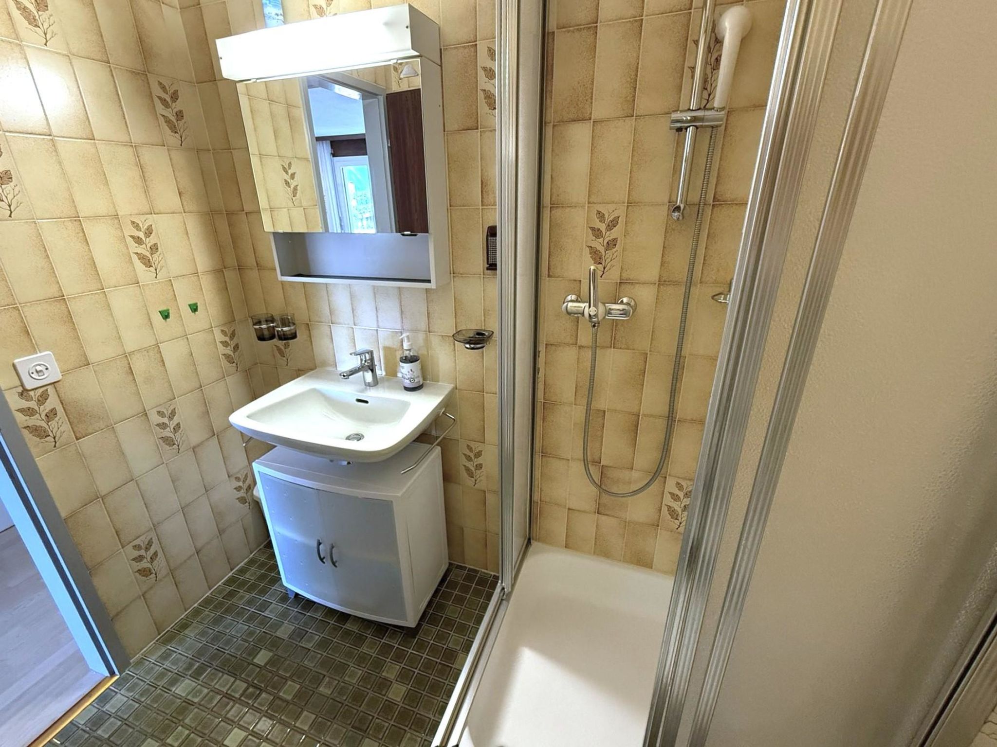 Photo of Royal 32 # 6-bed apartment, Dusche, WC 6-Bettwohnung, Dusche, WC