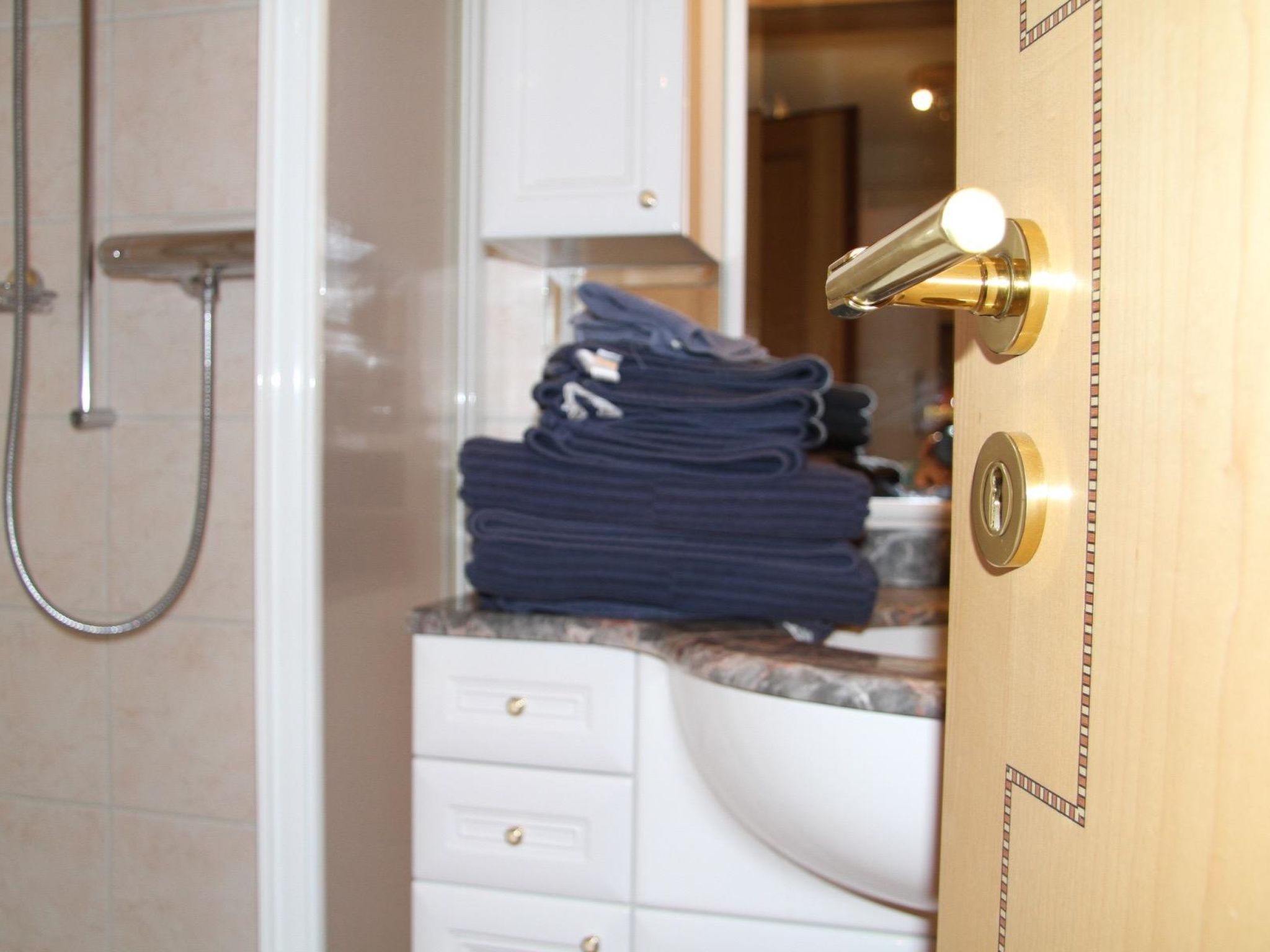 Photo of Château Leukerbad # 2-bed apartment, Dusche, WC