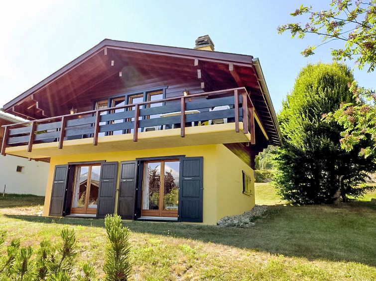 Chalet 4-kamers 87 m2 op 2 verdiepingen. Woon-/eetkamer met afgeschuinde daken met open haard en Kabel-TV (Flatscreen TV). Uitgang naar het balkon, op het zuiden. Kookhoek (oven, afwasmachine, 4 keram..