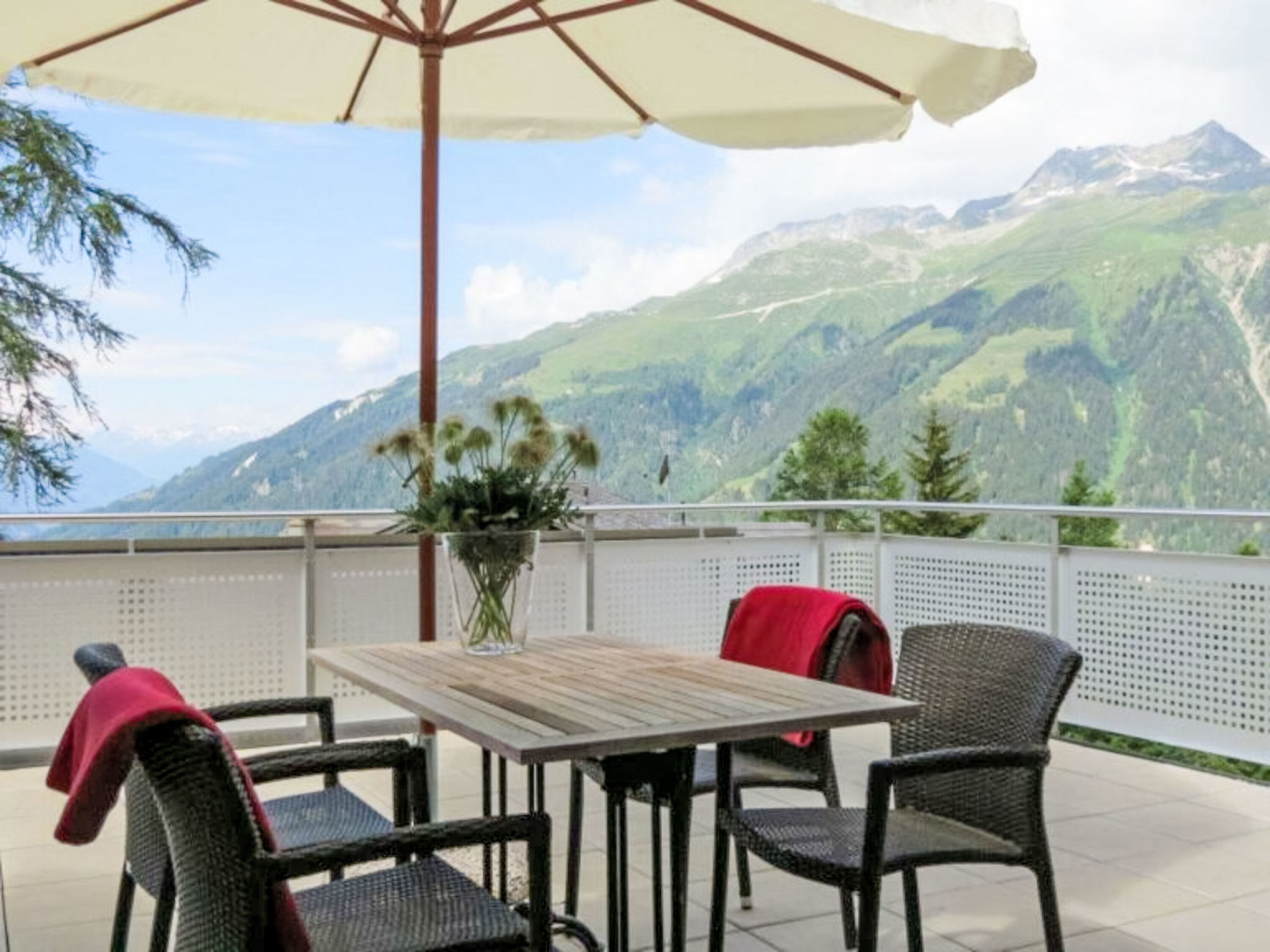 "Haus zum Alpenblick - Finsteraahorn", appartement 3-kamers 65 m2. Modern en stijlvol ingericht: woon-/eetkamer met eettafel en TV. 1 kamer met 2 bedden. 1 kamer met 1 2-pers bed. Open keuken (oven, a..
