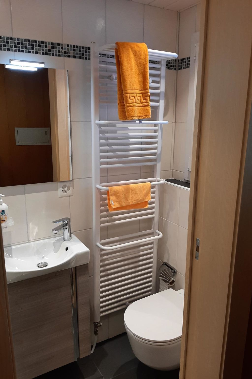 Photo of Abendrot 1. OG Süd-West Appartement/Fewo, Dusche oder Bad, WC