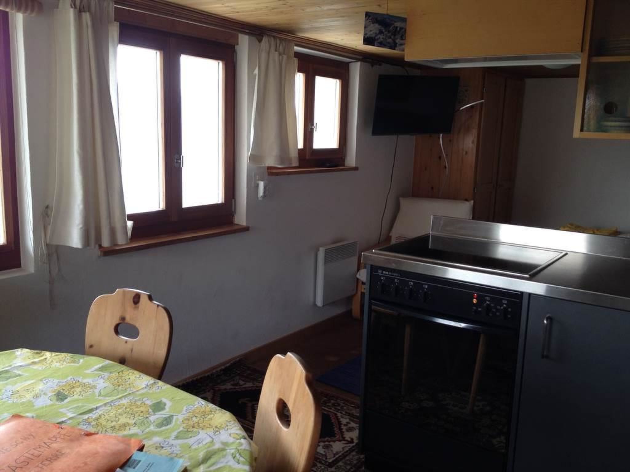 Sunneschy EG Süd Appartement/Fewo, Dusche, WC 2 1/2 Zimmerwohnung, 3-Betten - Drinnen