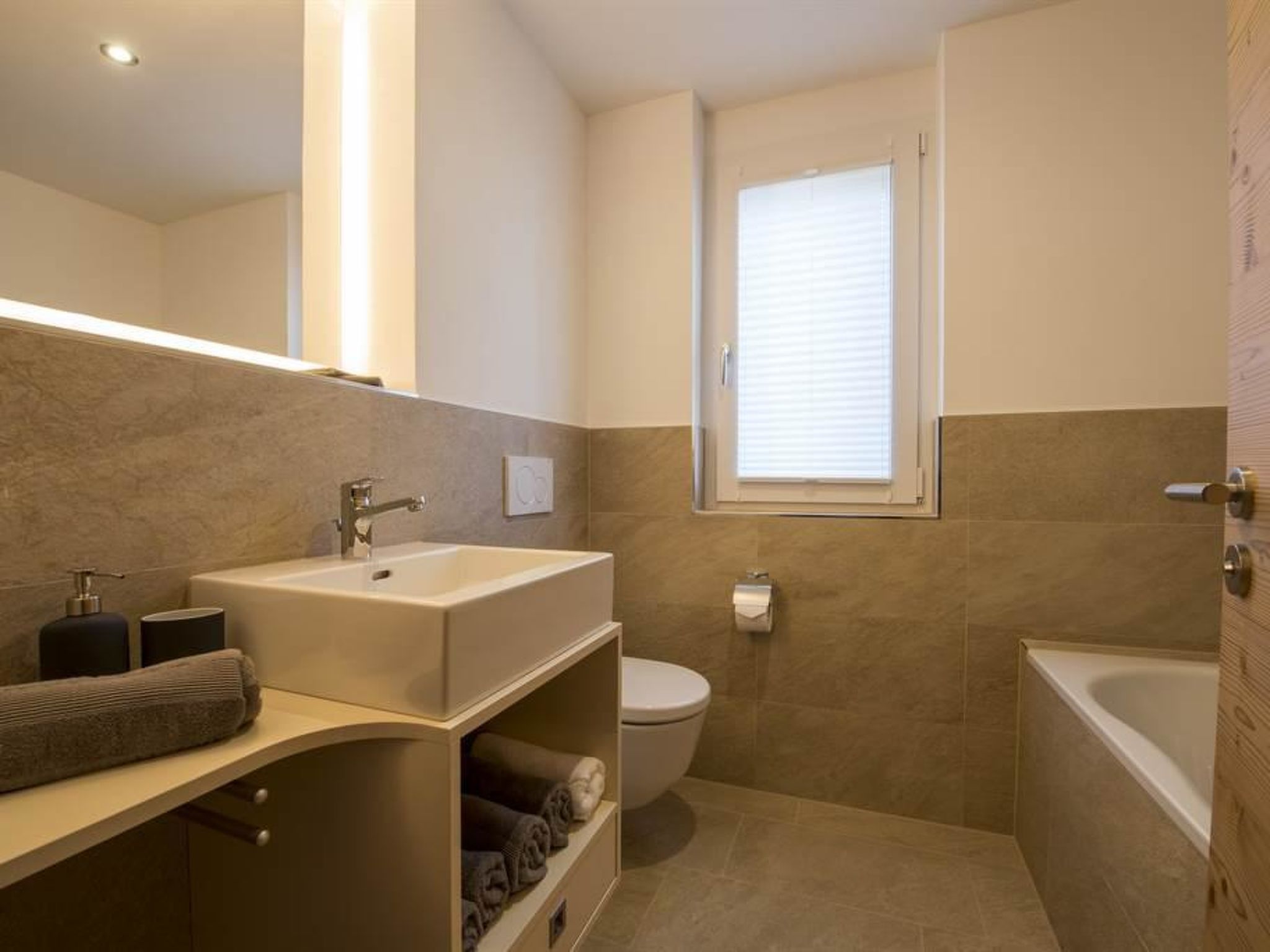 Photo of Huwetz 2. OG Süd Appartement/Fewo, Dusche oder Bad, WC 4 Zimmerwohnung, 6-Betten