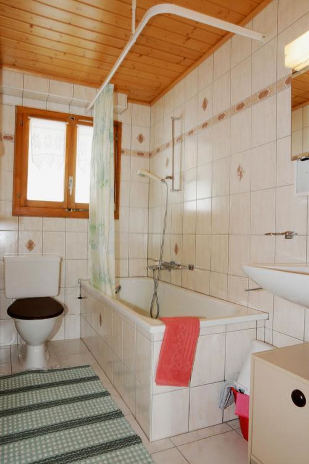 Photo of Bärgblüemli 1. OG West Appartement/Fewo, Dusche oder Bad, WC