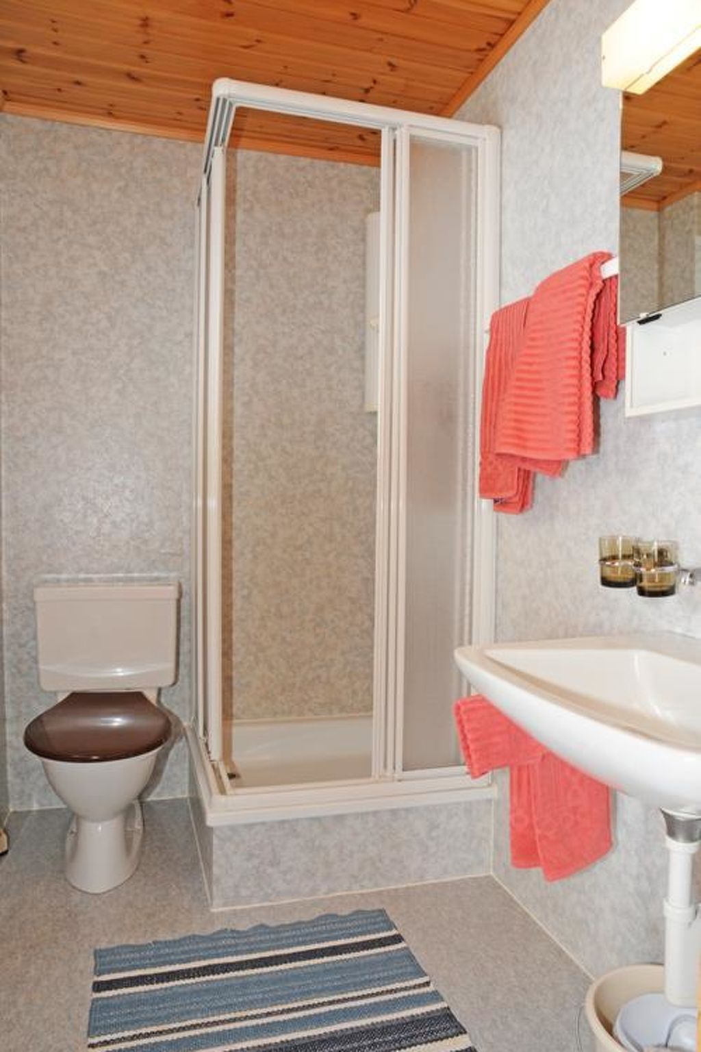 Photo of Bärgblüemli 1. OG Ost Studio, Dusche oder Bad, WC 1 1/2 Zimmerwohnung, 2-Betten