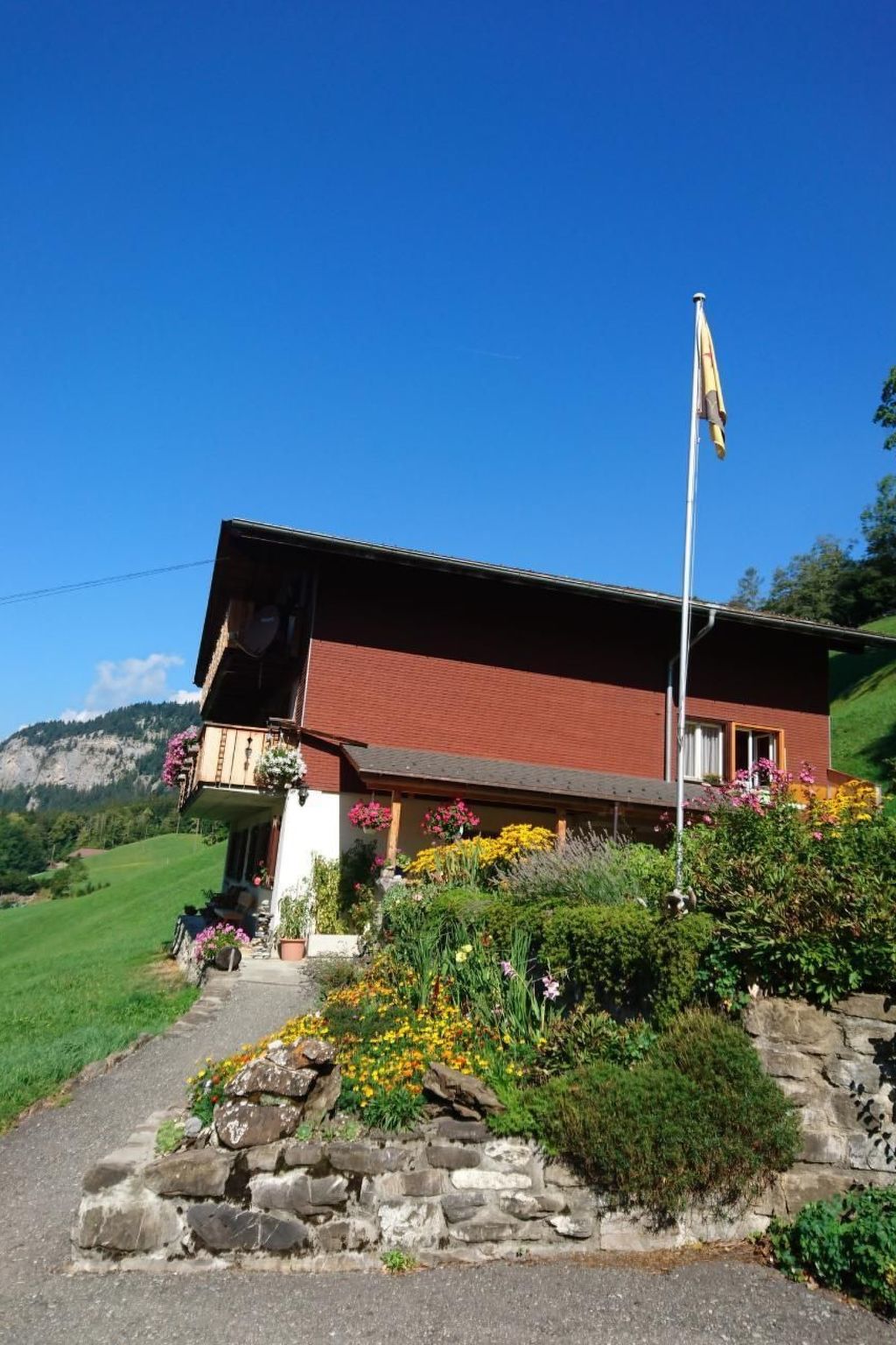 Welcome to our cosy home in the middle of a breathtaking alpine landscape. This 3 1/2 room flat in a three-family house built in 1974 offers you a peaceful retreat with an unforgettable view of the mo..
