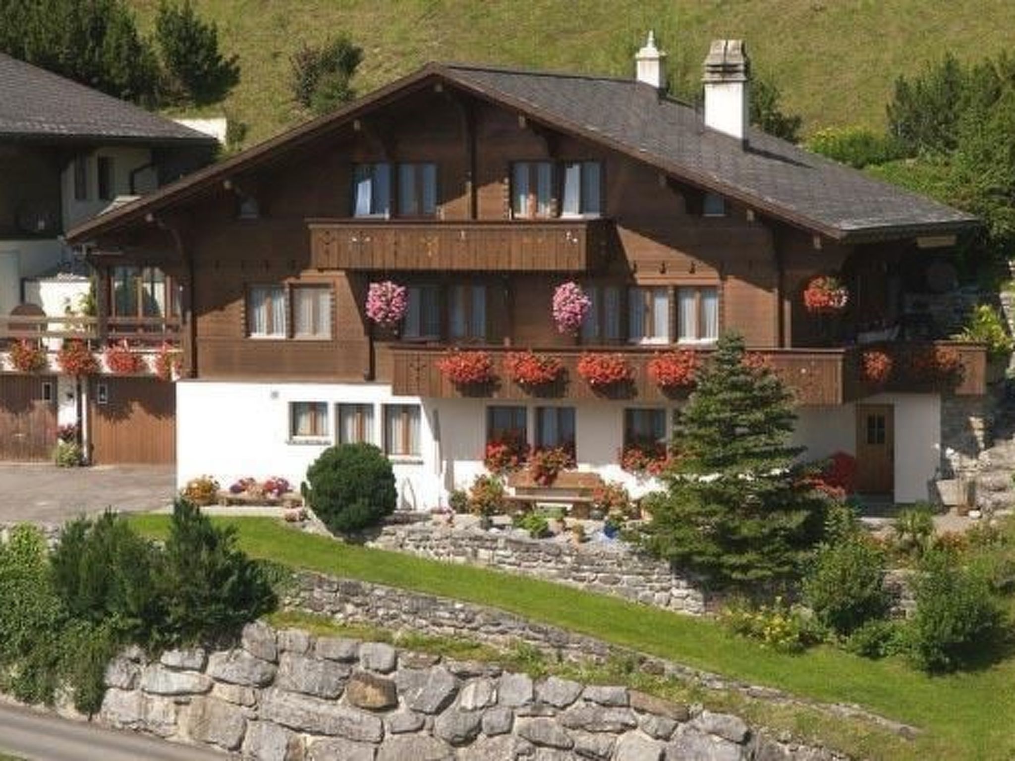 Studio in het hart van Zwitserland met fantastisch uitzicht op de bergen, de gletsjer en het meer van Brienz. Ons huis ligt op 1240 meter hoogte en op 10 minuten lopen van het dalstation van de bergtr..