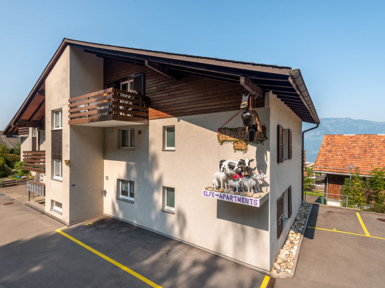 "Bennico", appartement 4-kamers 67 m2, op verhoogde begane grond. Gerenoveerd in 2016, comfortabel en gezellig ingericht: woon-/eetkamer met Kabel-TV (Flatscreen TV). Uitgang naar het balkon. 1 2-pers..