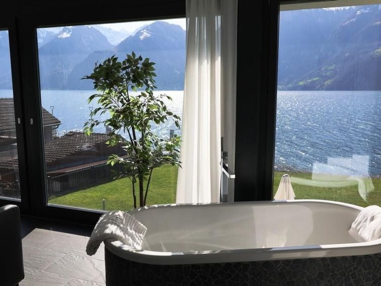 Vakantiehuis aan het meer in Sisikon met whirlpool en bergzicht