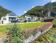 Villa am See 2: Luxe vakantievilla met privéstrand aan het Vierwoudstrekenmeer - thumbnail 1
