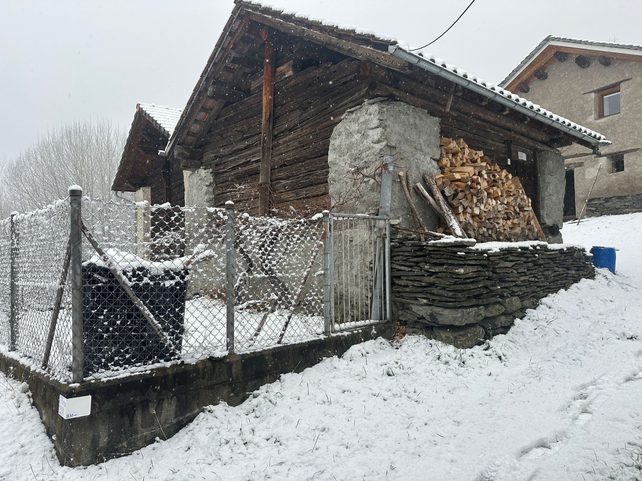 Waterfall House-Binnen