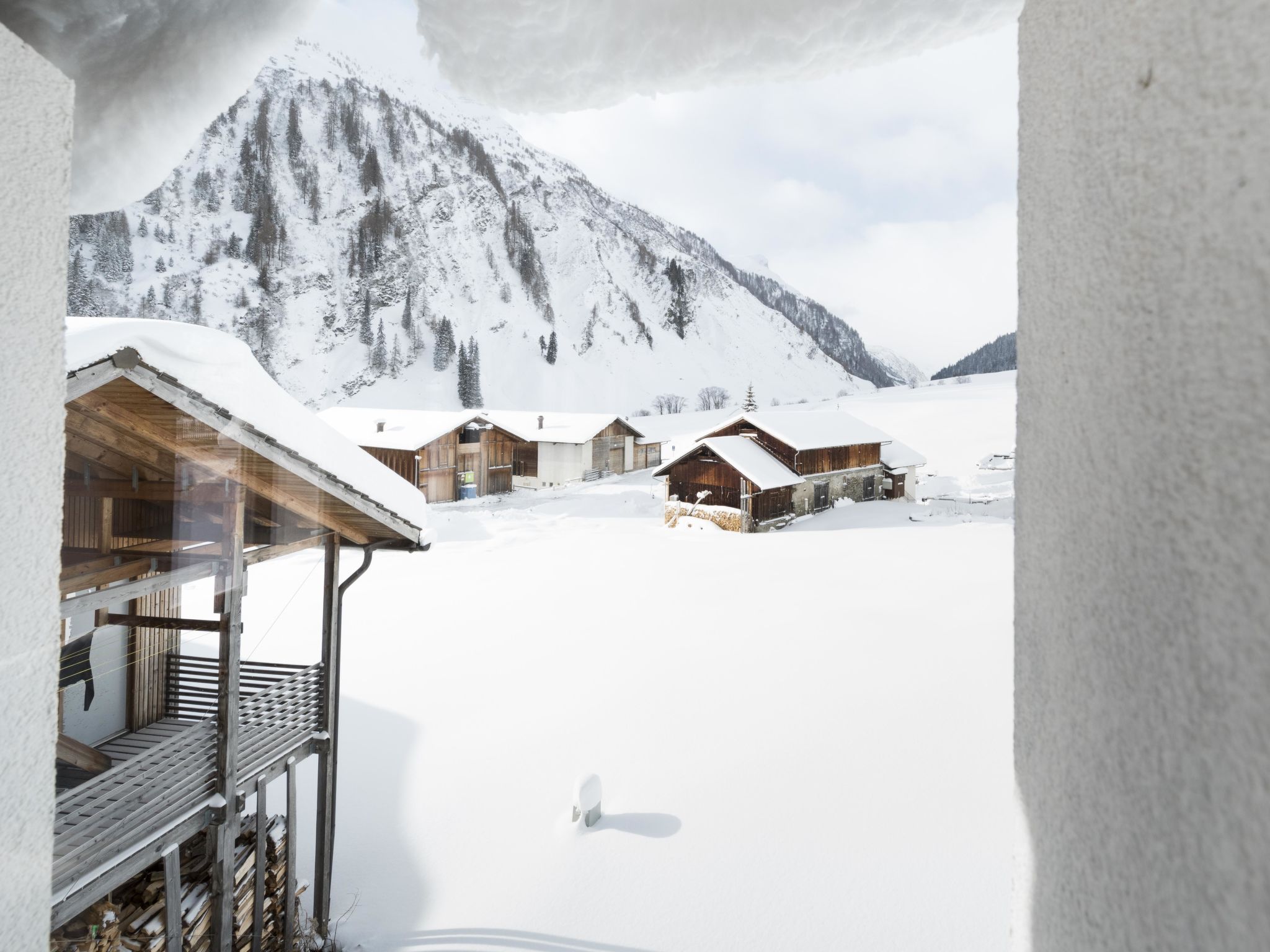 Isla, (Nufenen). - Buiten